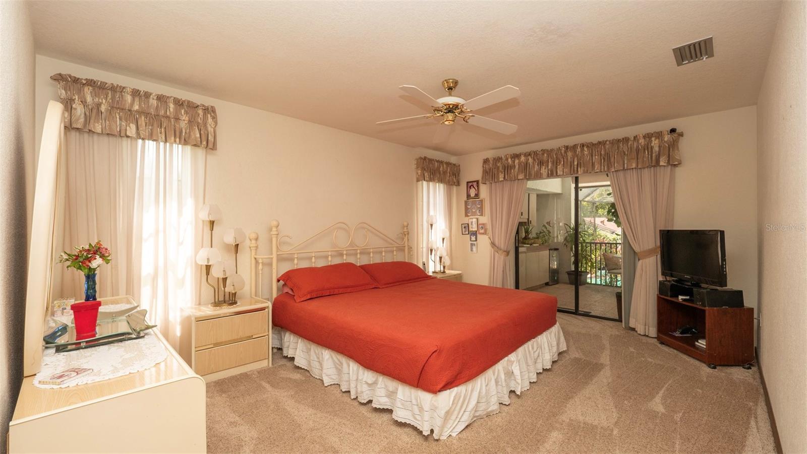 Image 21 of 51 For 7488 Birdland Crescent