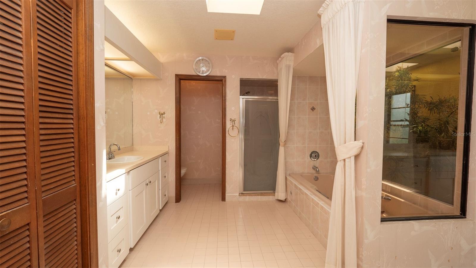Image 23 of 51 For 7488 Birdland Crescent