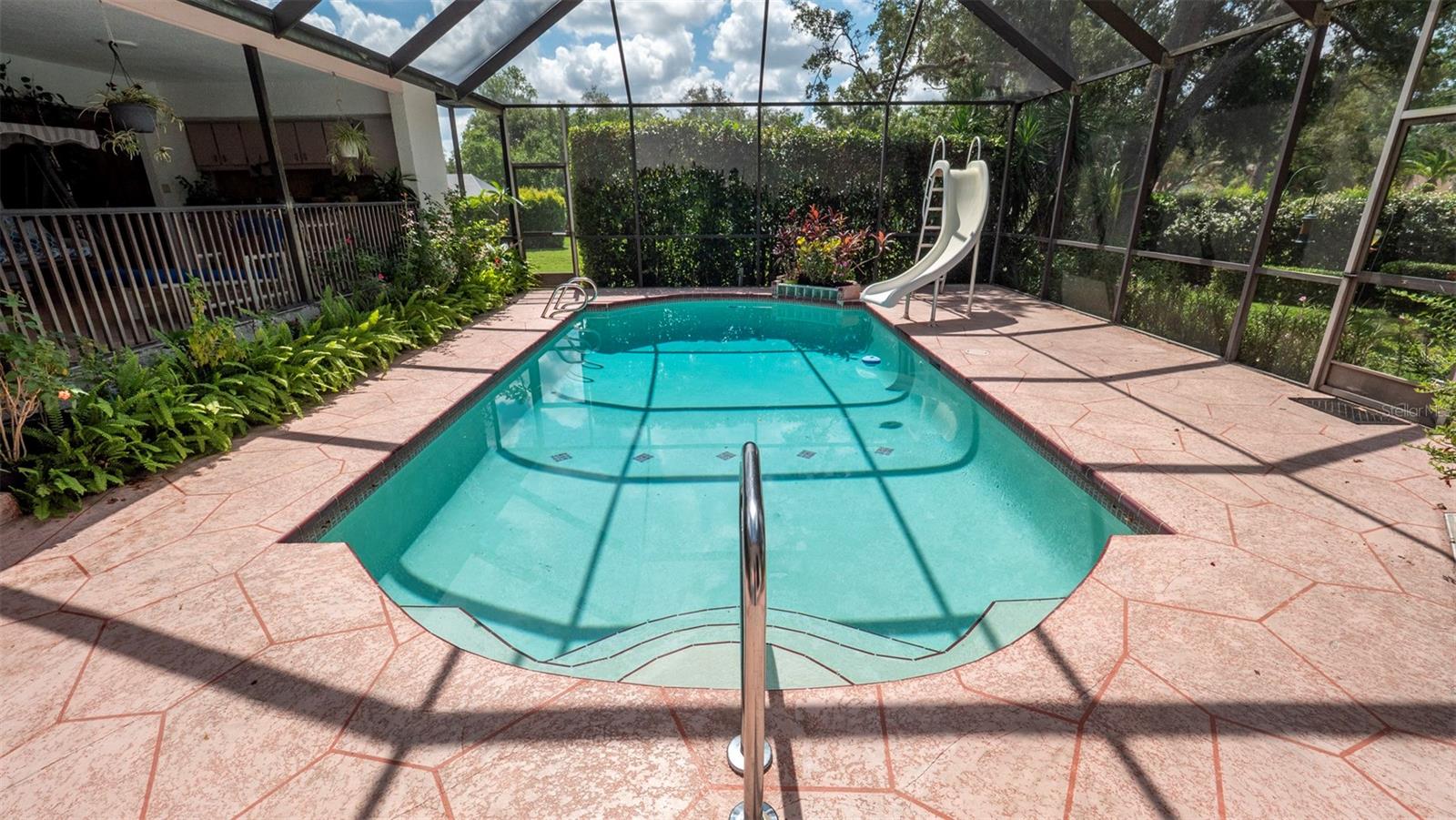 Image 37 of 51 For 7488 Birdland Crescent