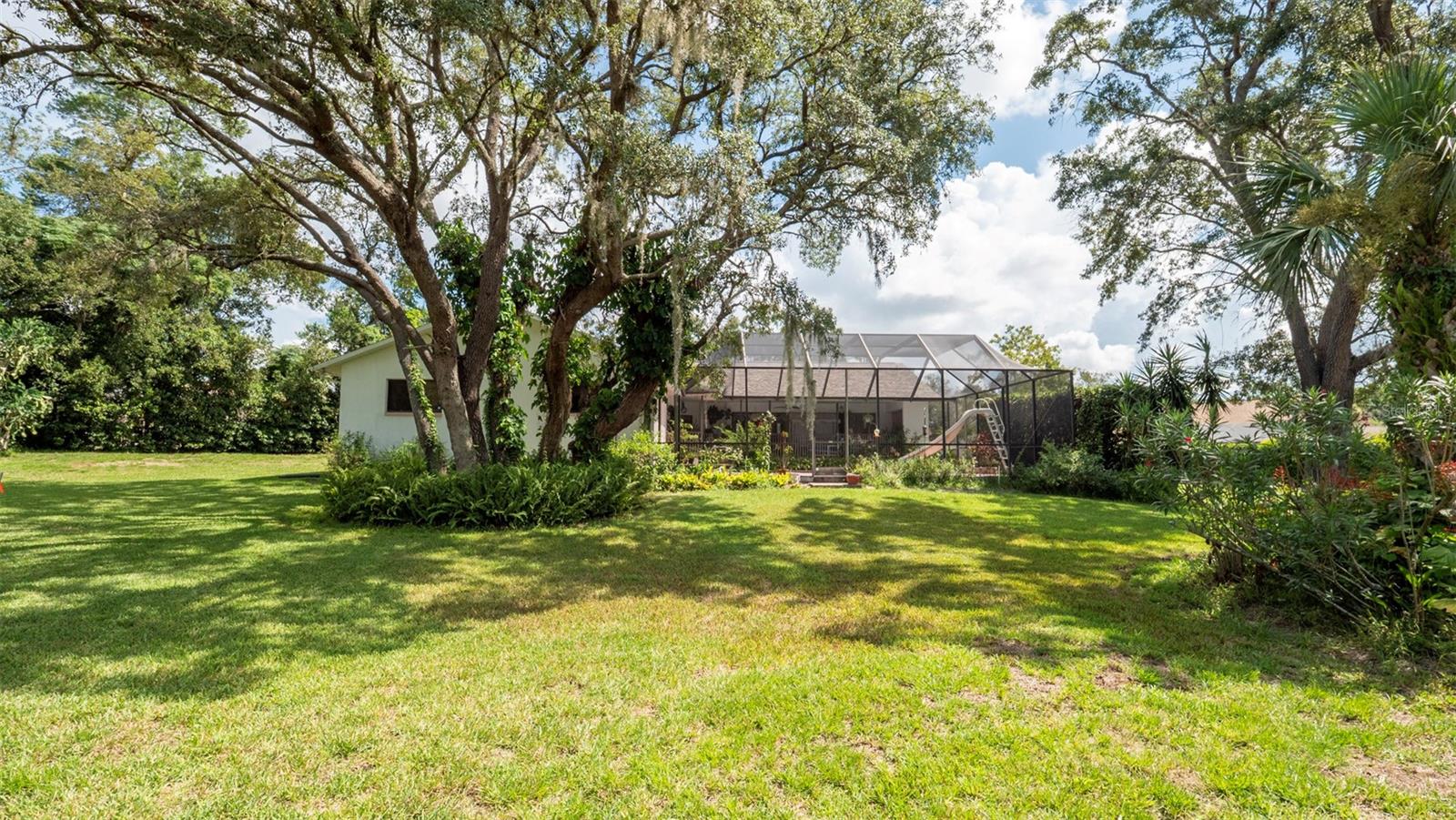 Image 43 of 51 For 7488 Birdland Crescent