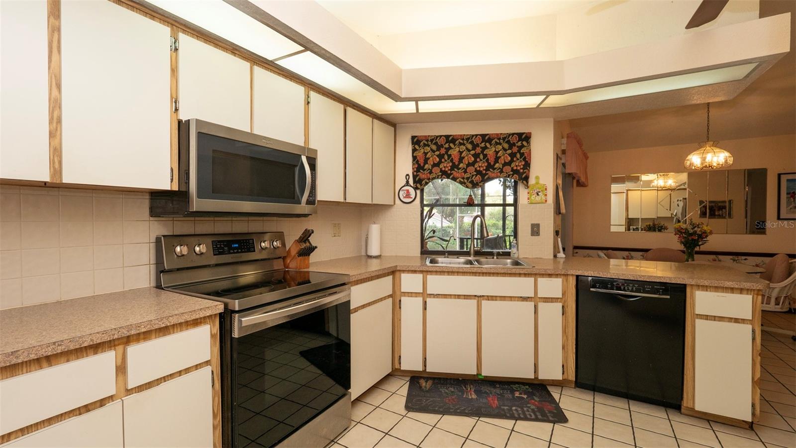 Image 9 of 51 For 7488 Birdland Crescent