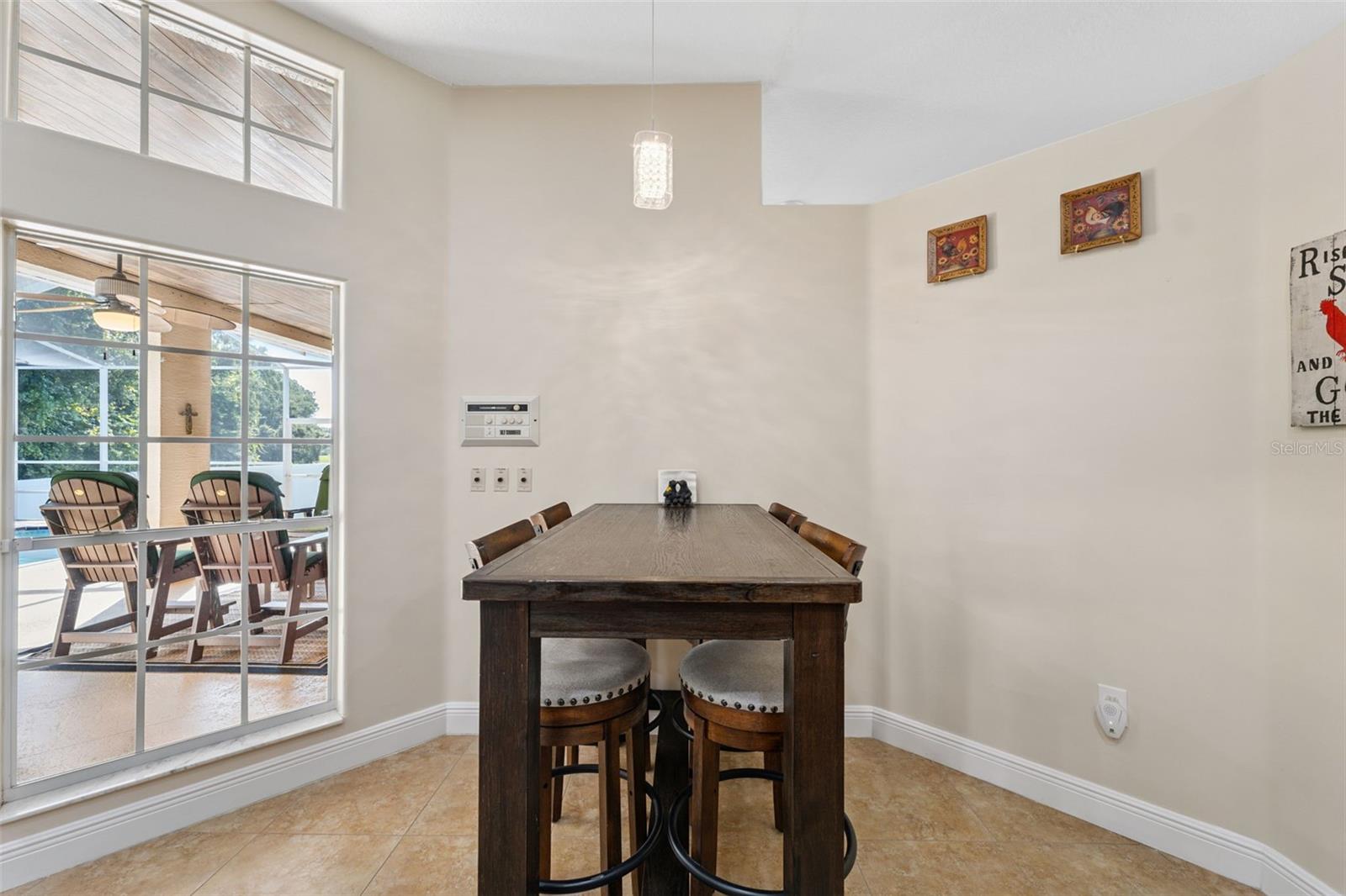 Listing photo id 8 for 8125 Setters Point Drive