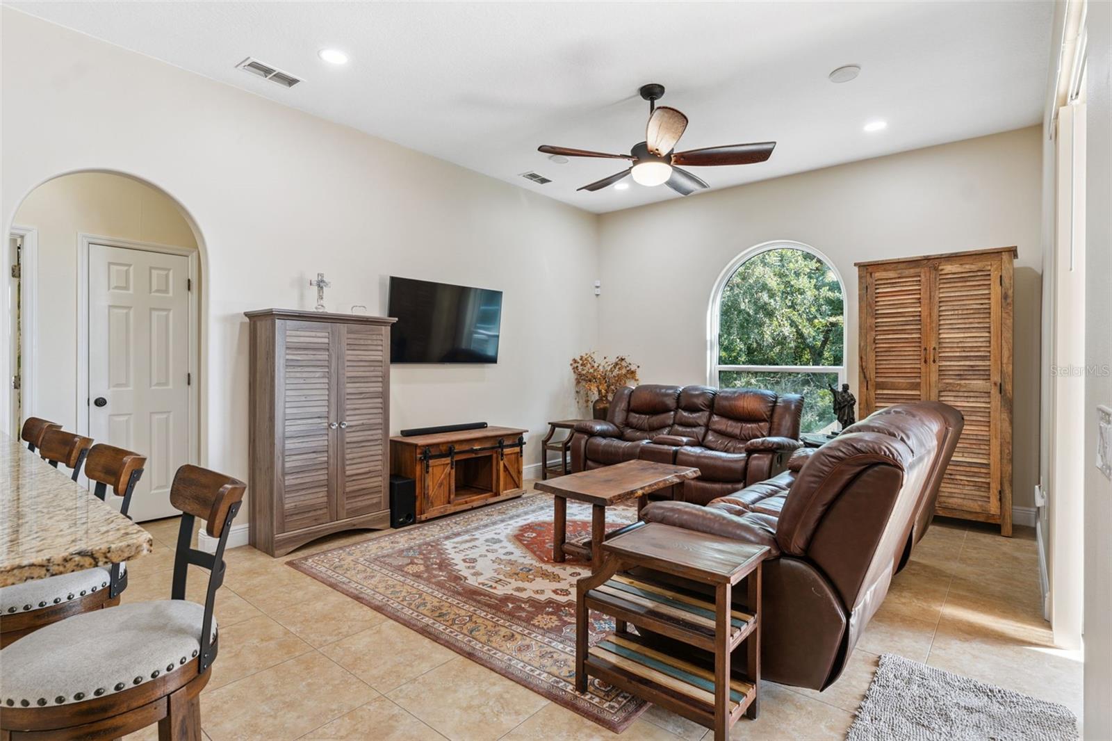 Listing photo id 9 for 8125 Setters Point Drive