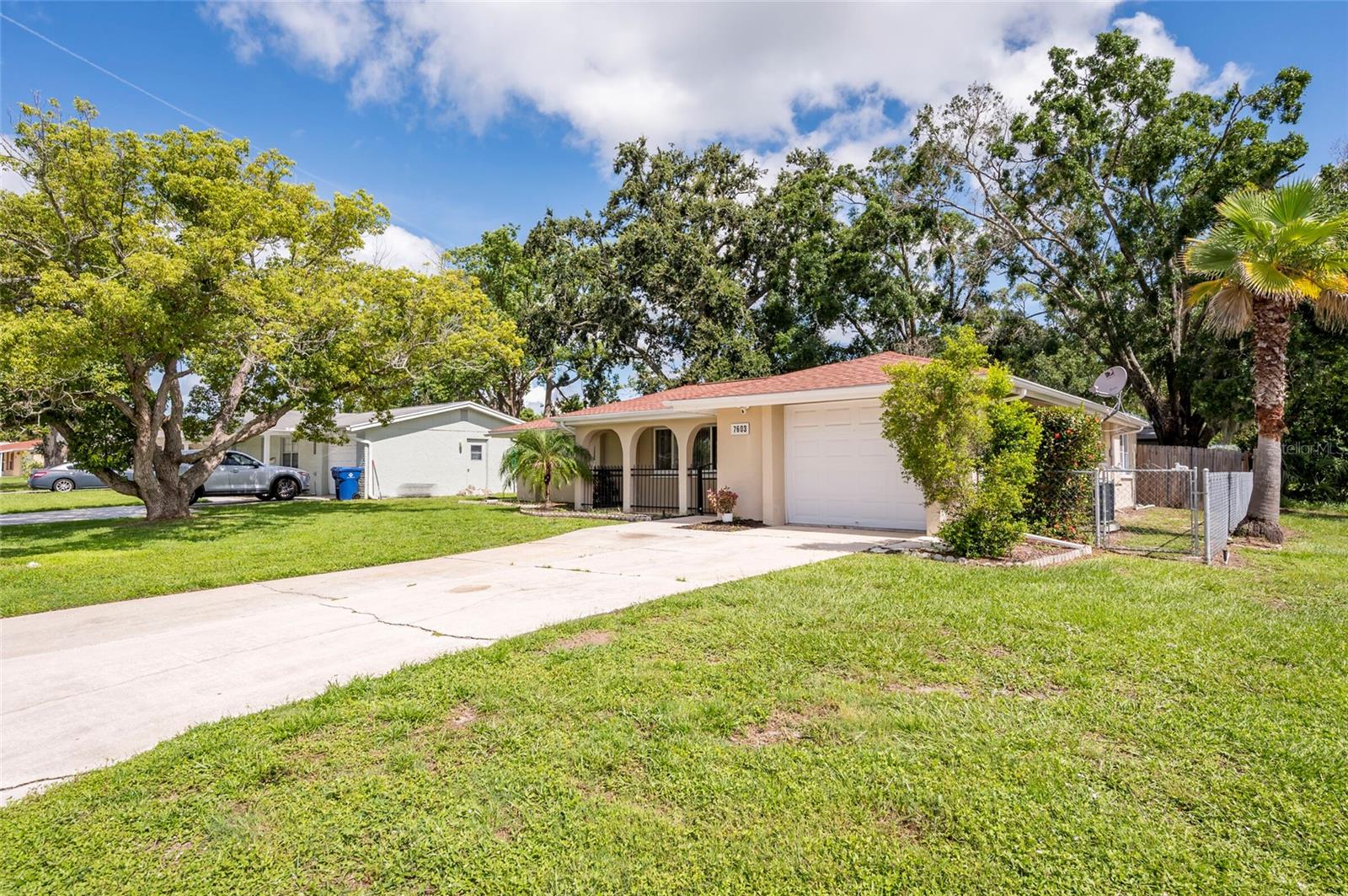 Listing photo id 2 for 7603 Cumber Drive