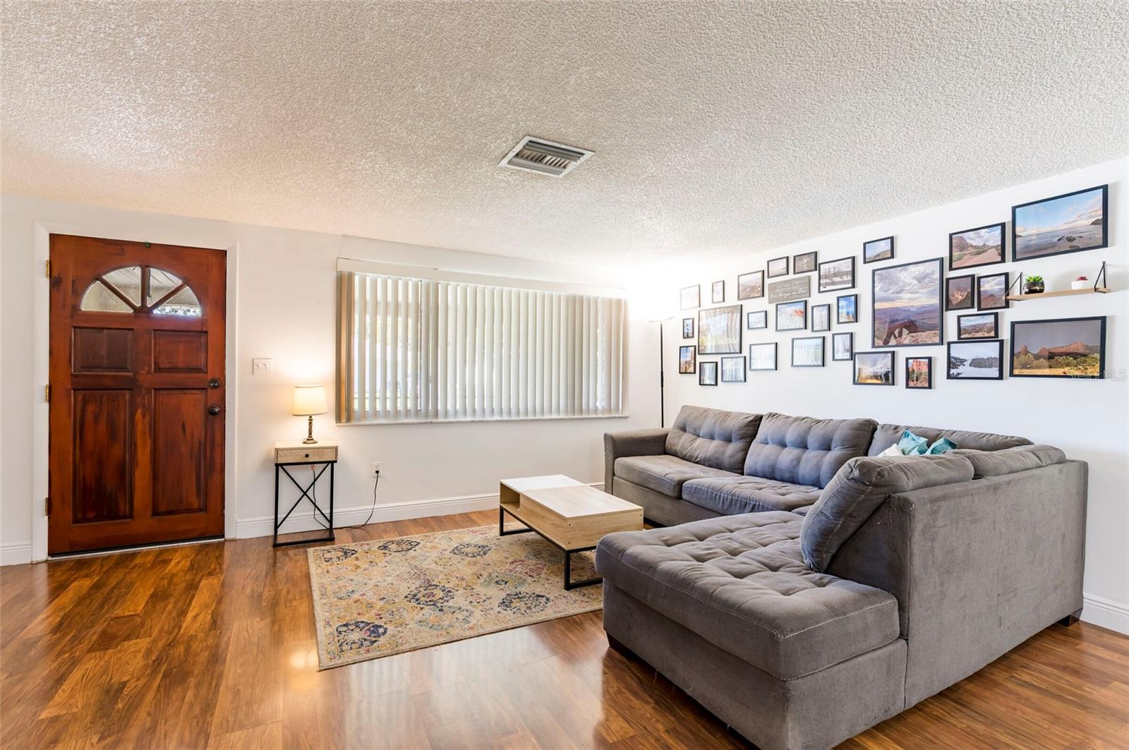 Listing photo id 3 for 7603 Cumber Drive