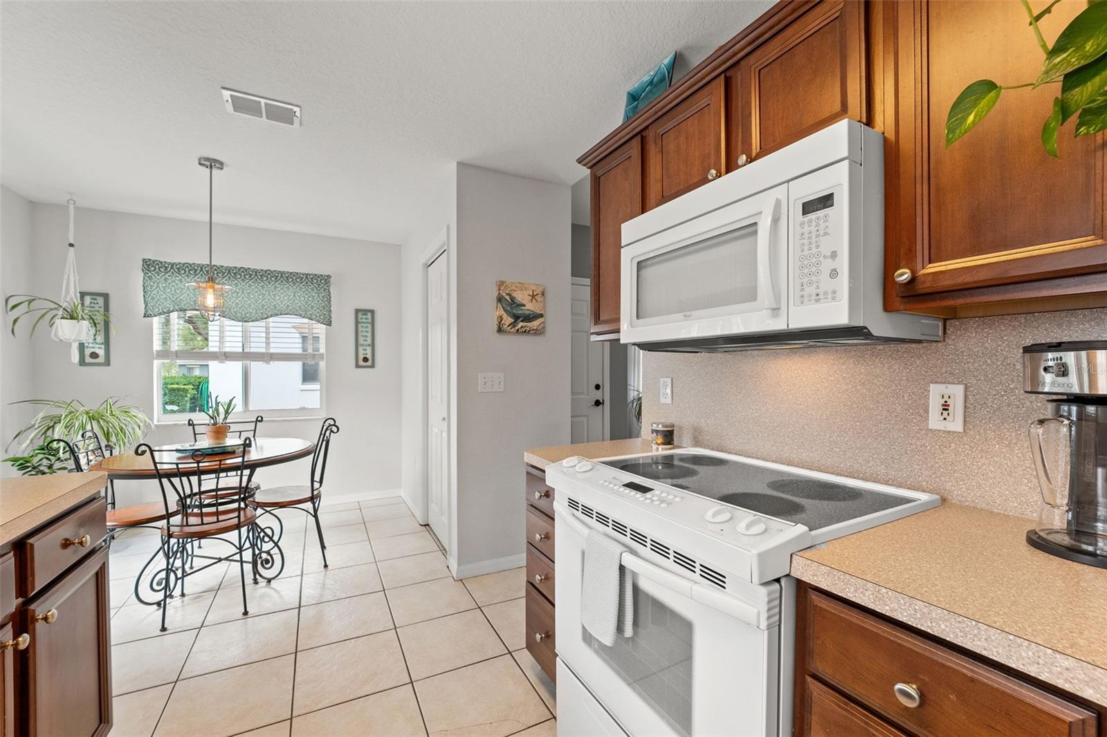 Listing photo id 8 for 8189 Sturbridge Court 8189