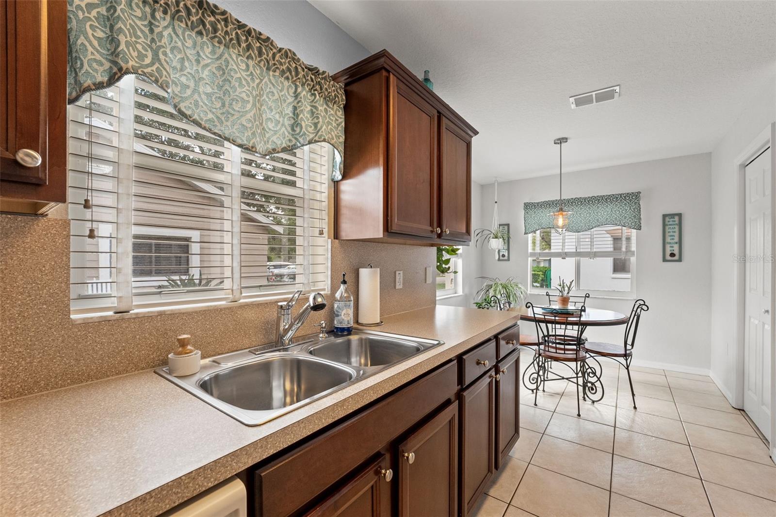Listing photo id 9 for 8189 Sturbridge Court 8189