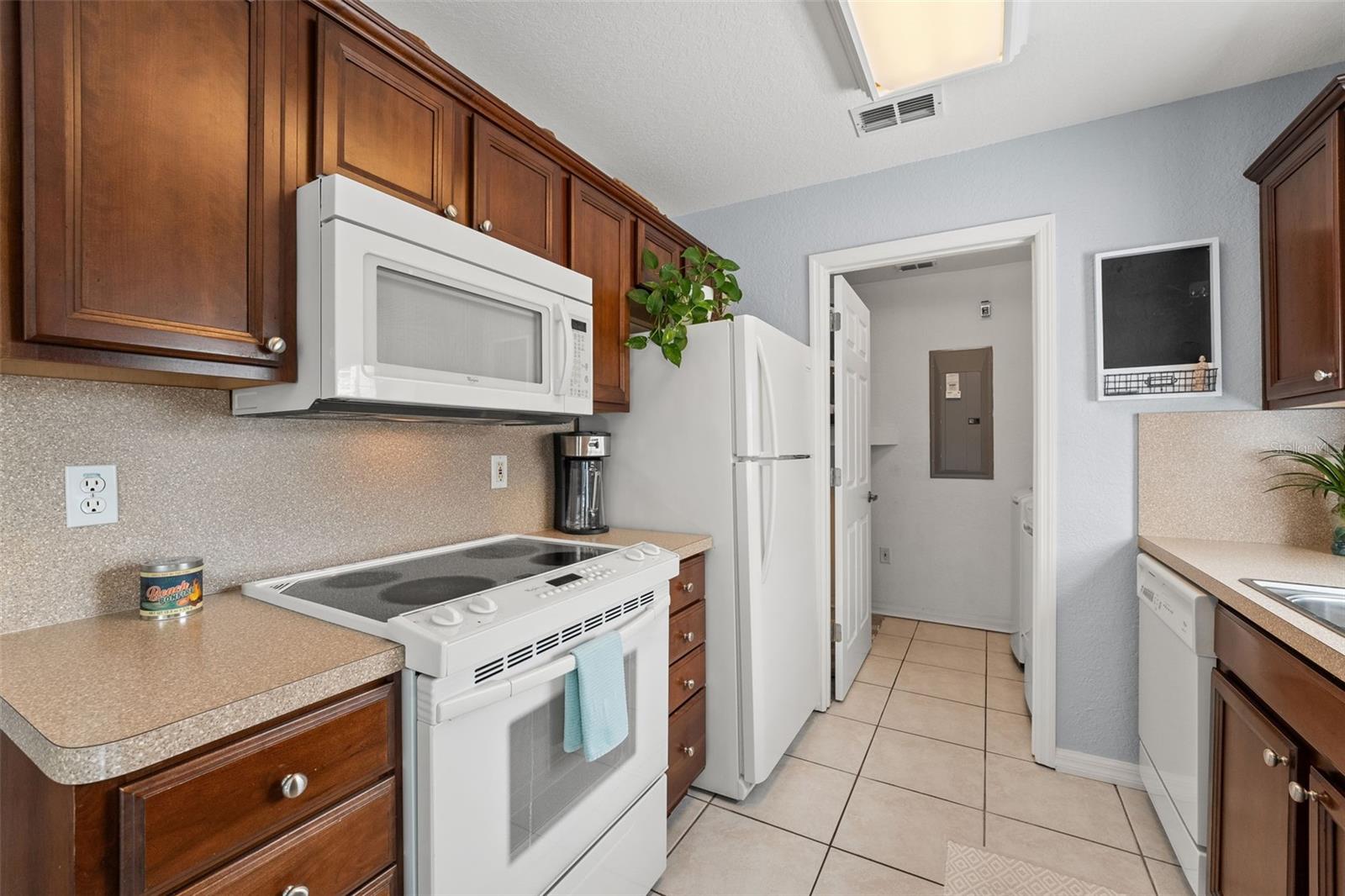 Listing photo id 10 for 8189 Sturbridge Court 8189