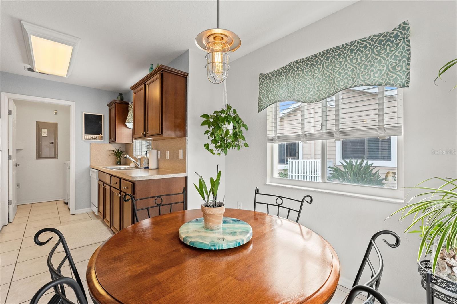 Listing photo id 12 for 8189 Sturbridge Court 8189