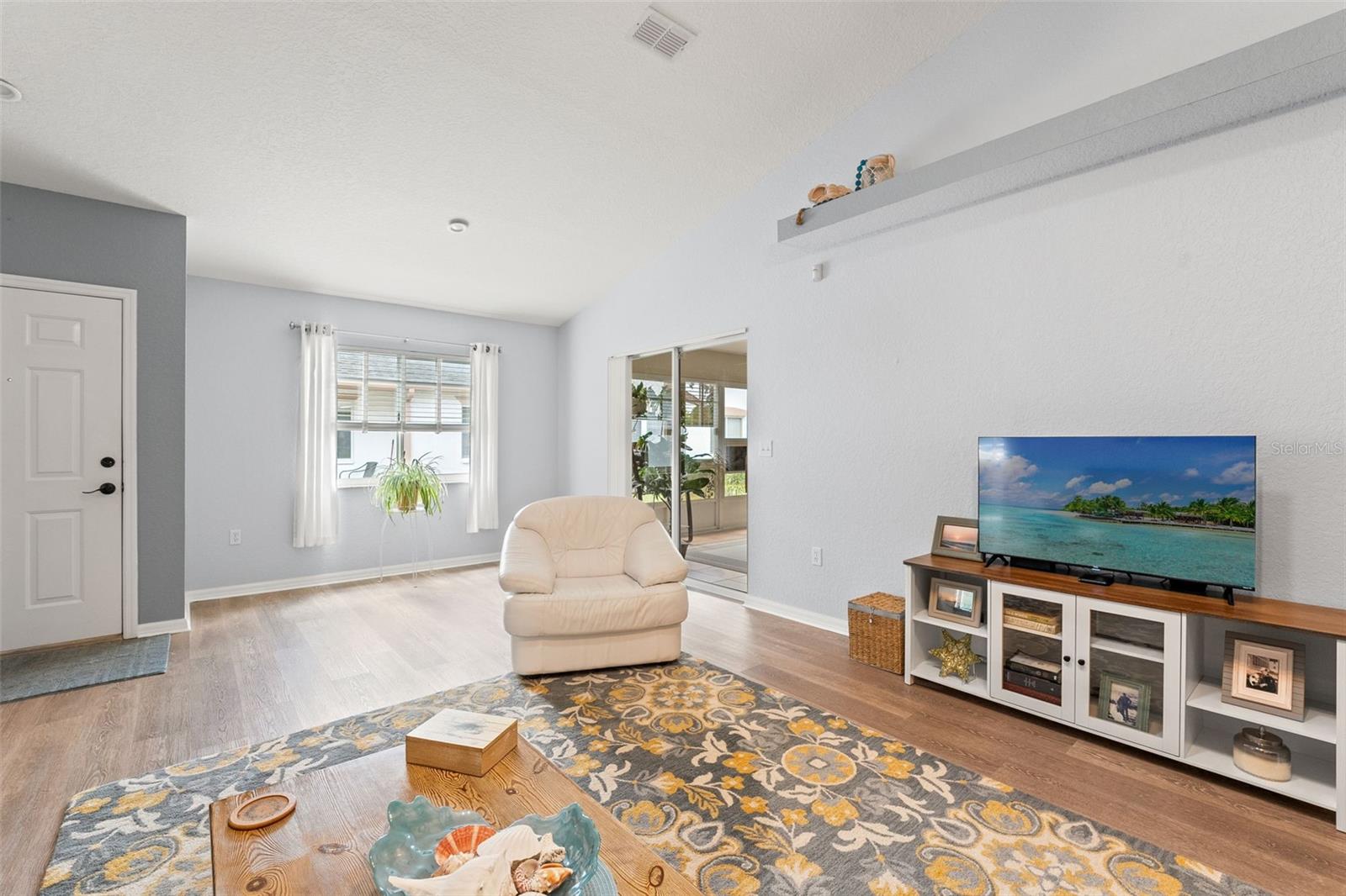 Listing photo id 5 for 8189 Sturbridge Court 8189