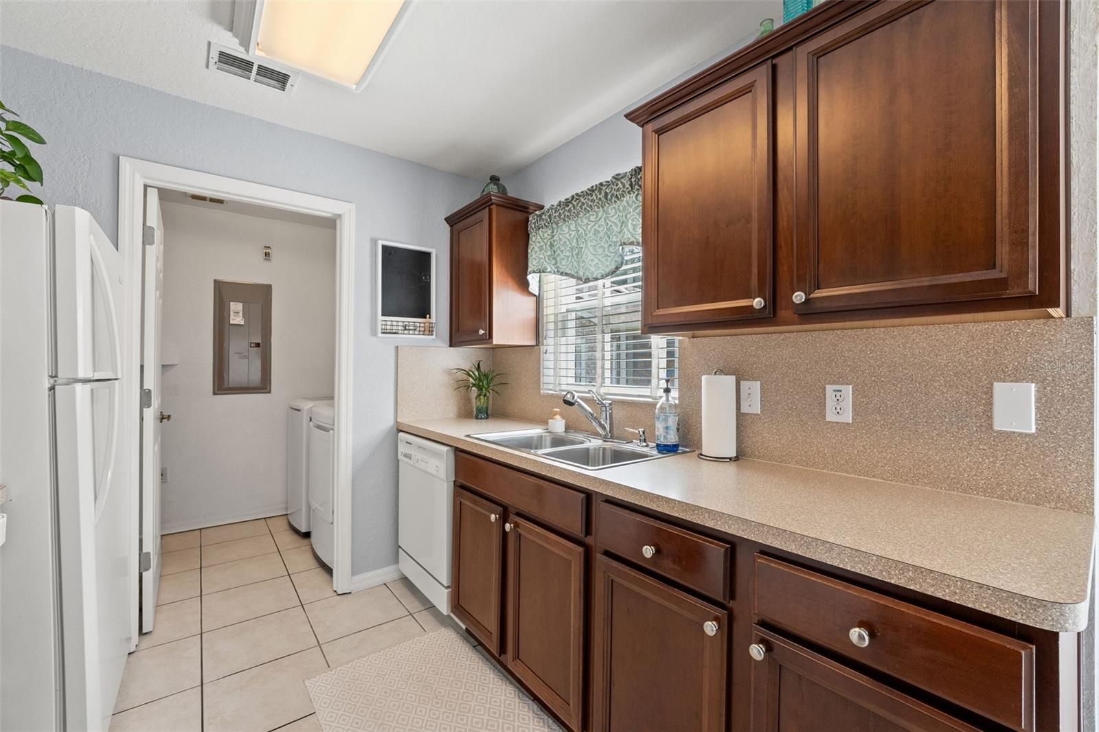 Listing photo id 7 for 8189 Sturbridge Court 8189