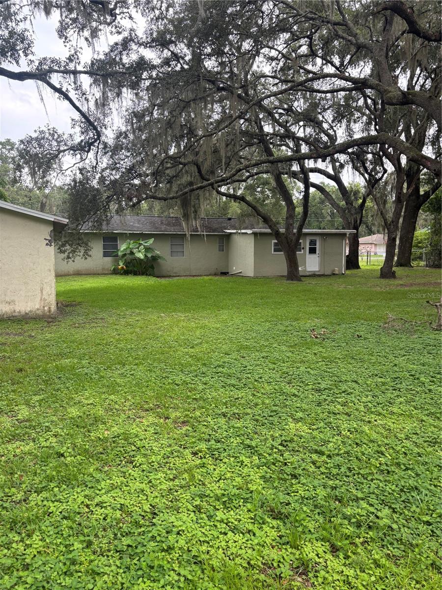 Listing photo id 31 for 5471 Mimosa Lane