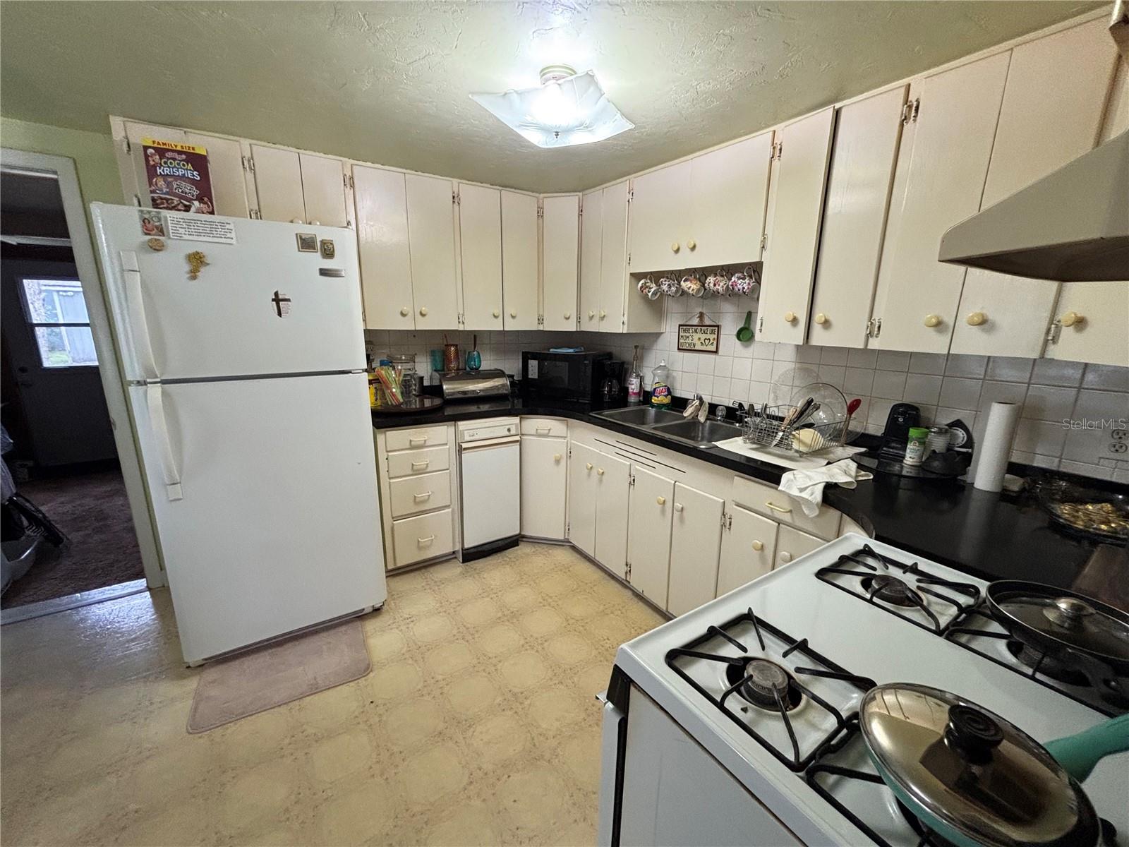 Listing photo id 6 for 5471 Mimosa Lane