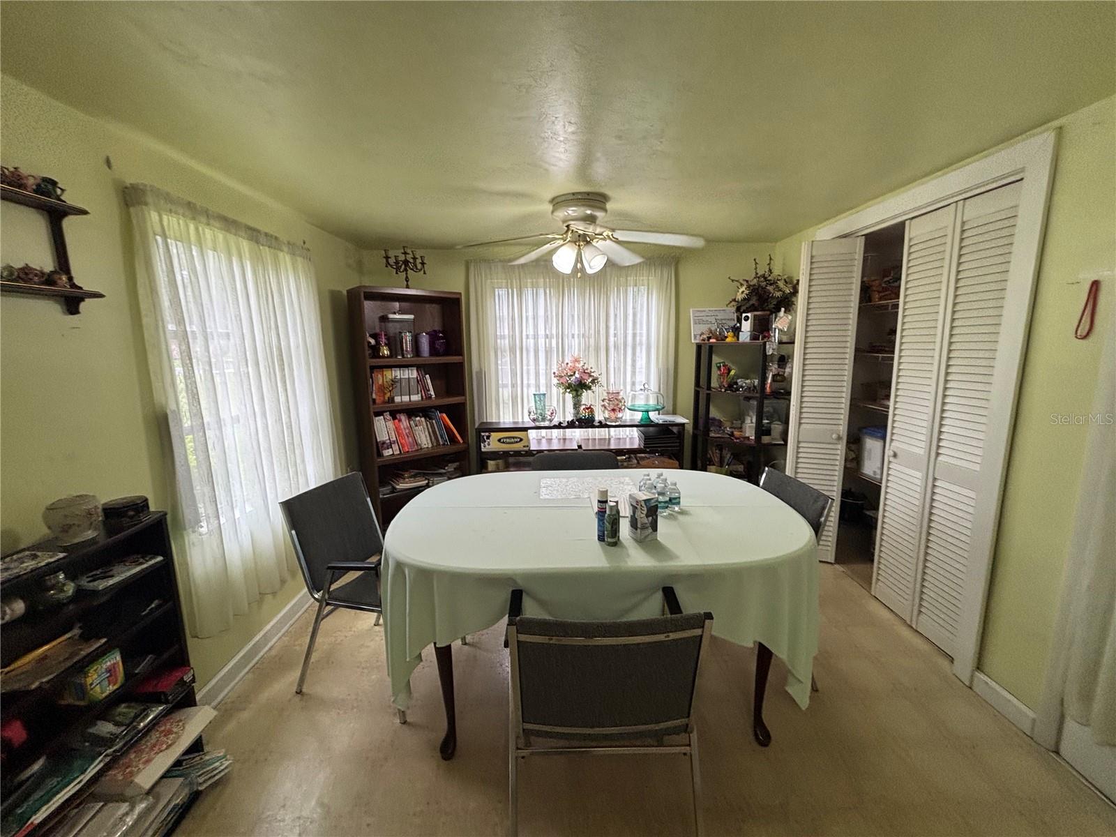 Listing photo id 7 for 5471 Mimosa Lane