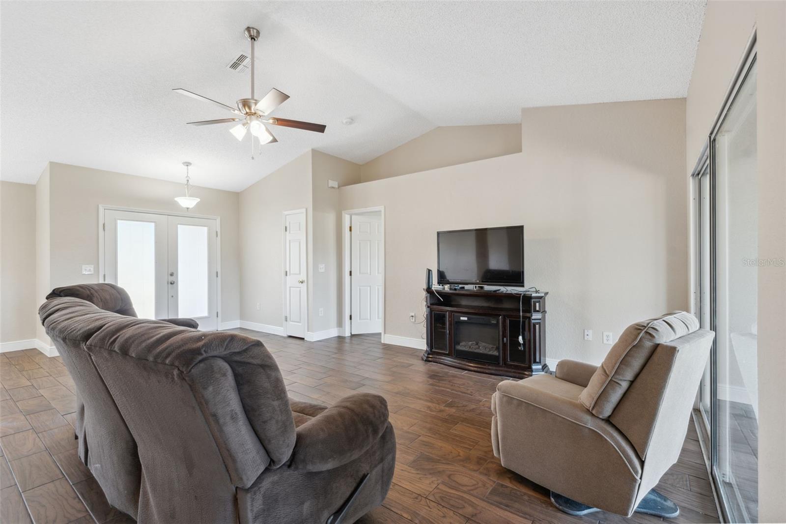 Listing photo id 2 for 3470 Cedar Crest Loop