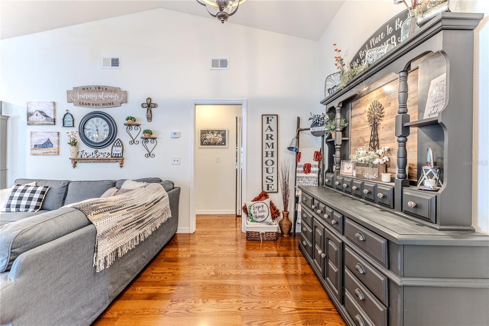 Listing photo id 8 for 4220 Riverwood Drive