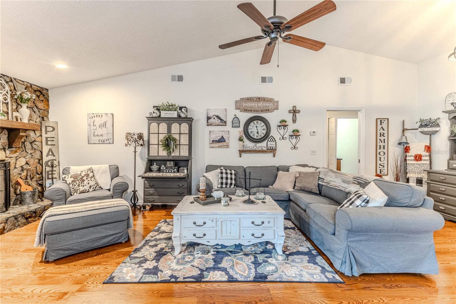 Listing photo id 10 for 4220 Riverwood Drive