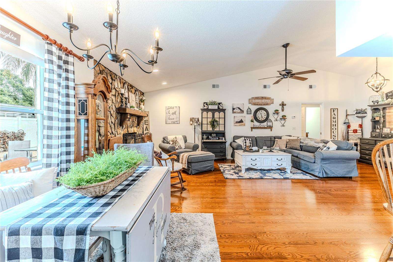 Listing photo id 11 for 4220 Riverwood Drive
