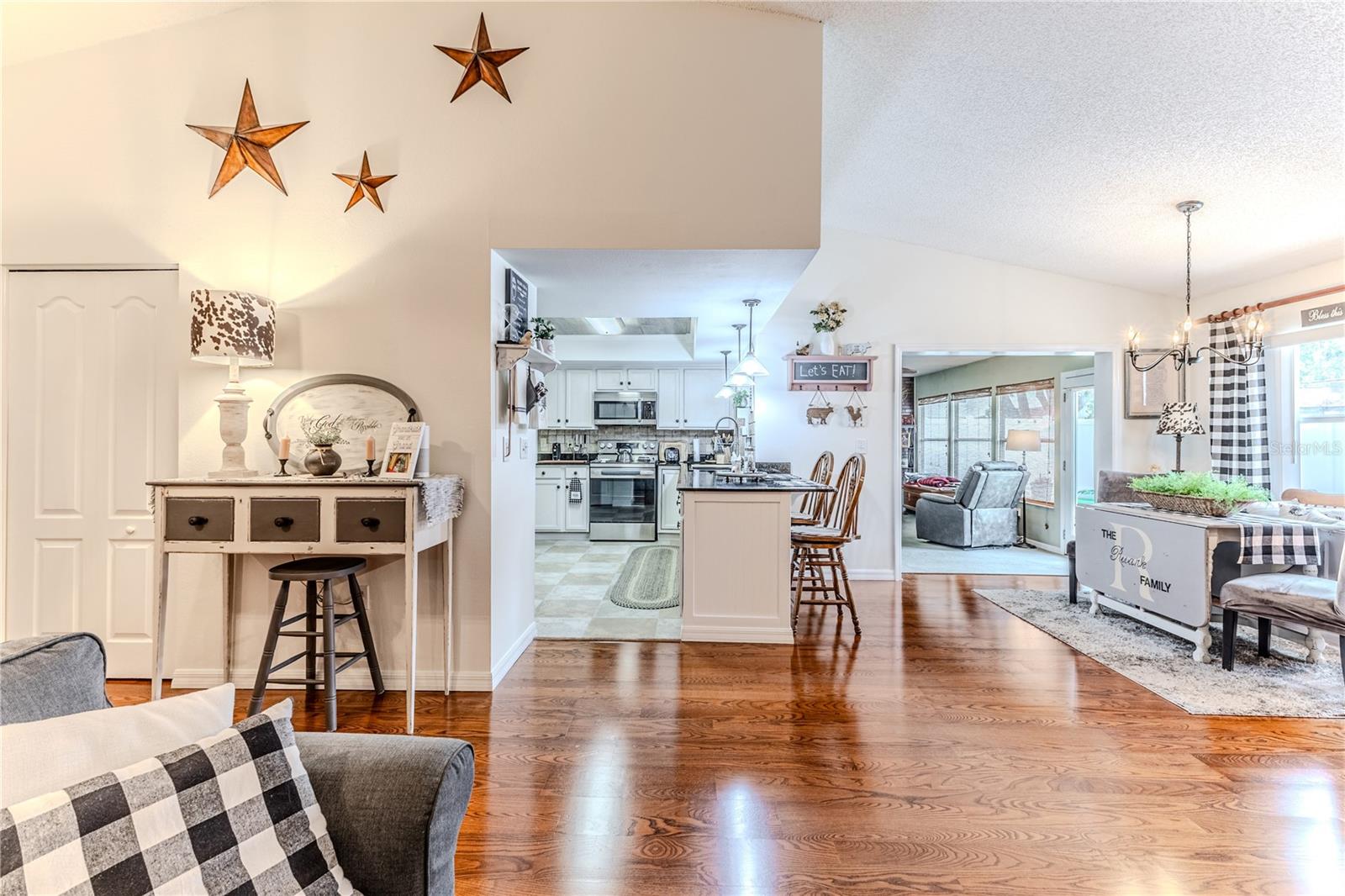 Listing photo id 12 for 4220 Riverwood Drive