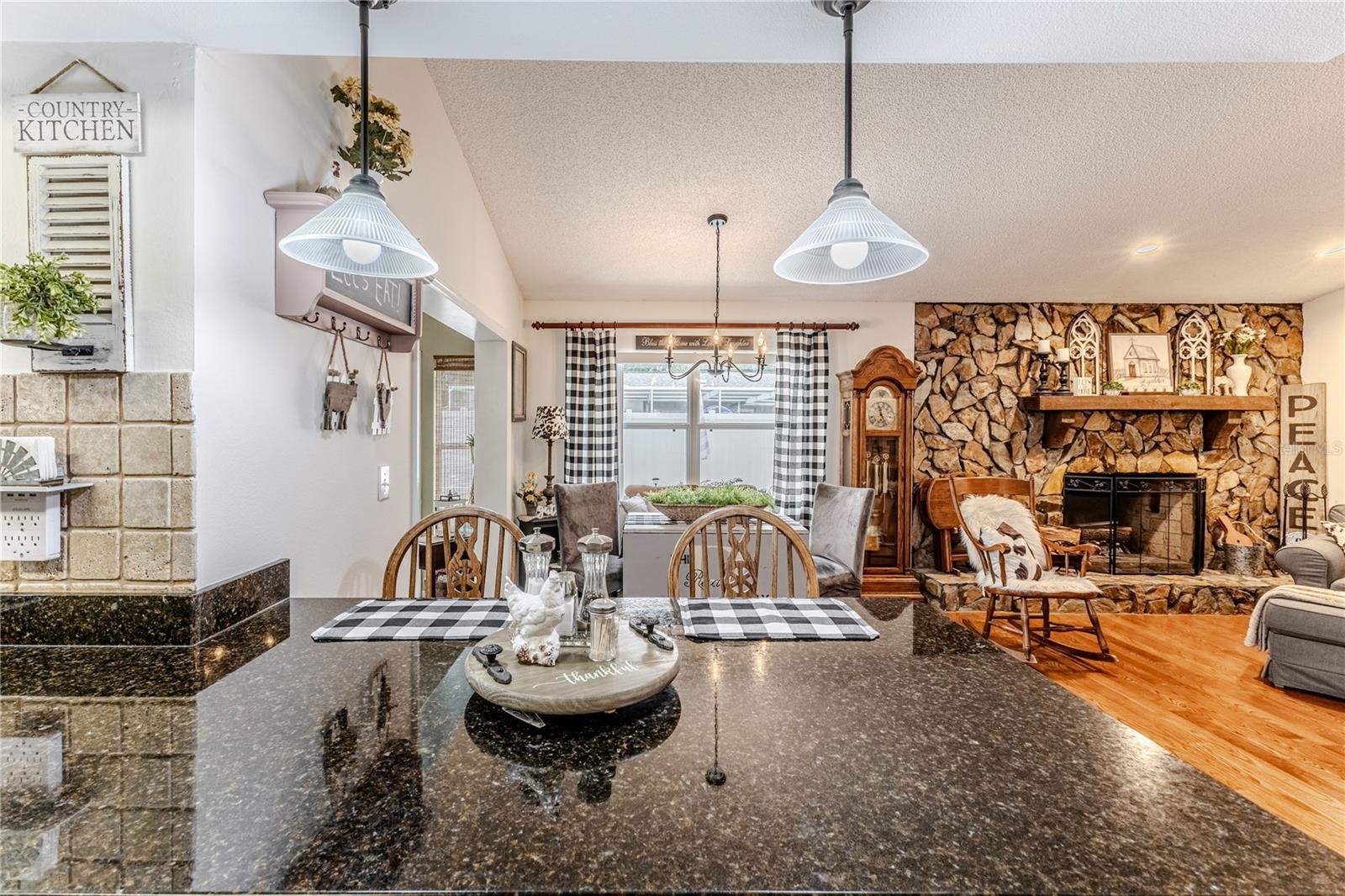 Listing photo id 15 for 4220 Riverwood Drive