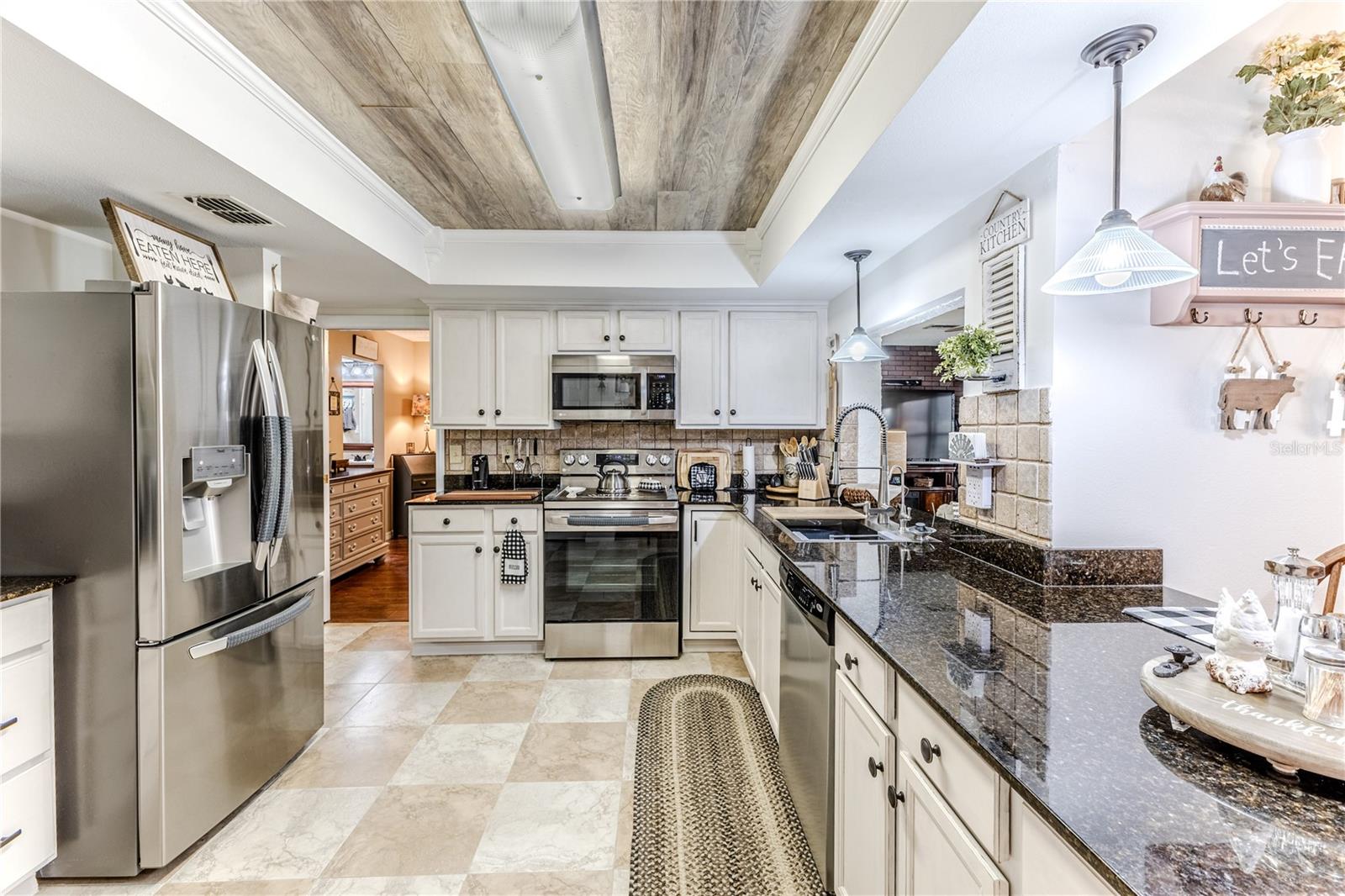 Listing photo id 16 for 4220 Riverwood Drive