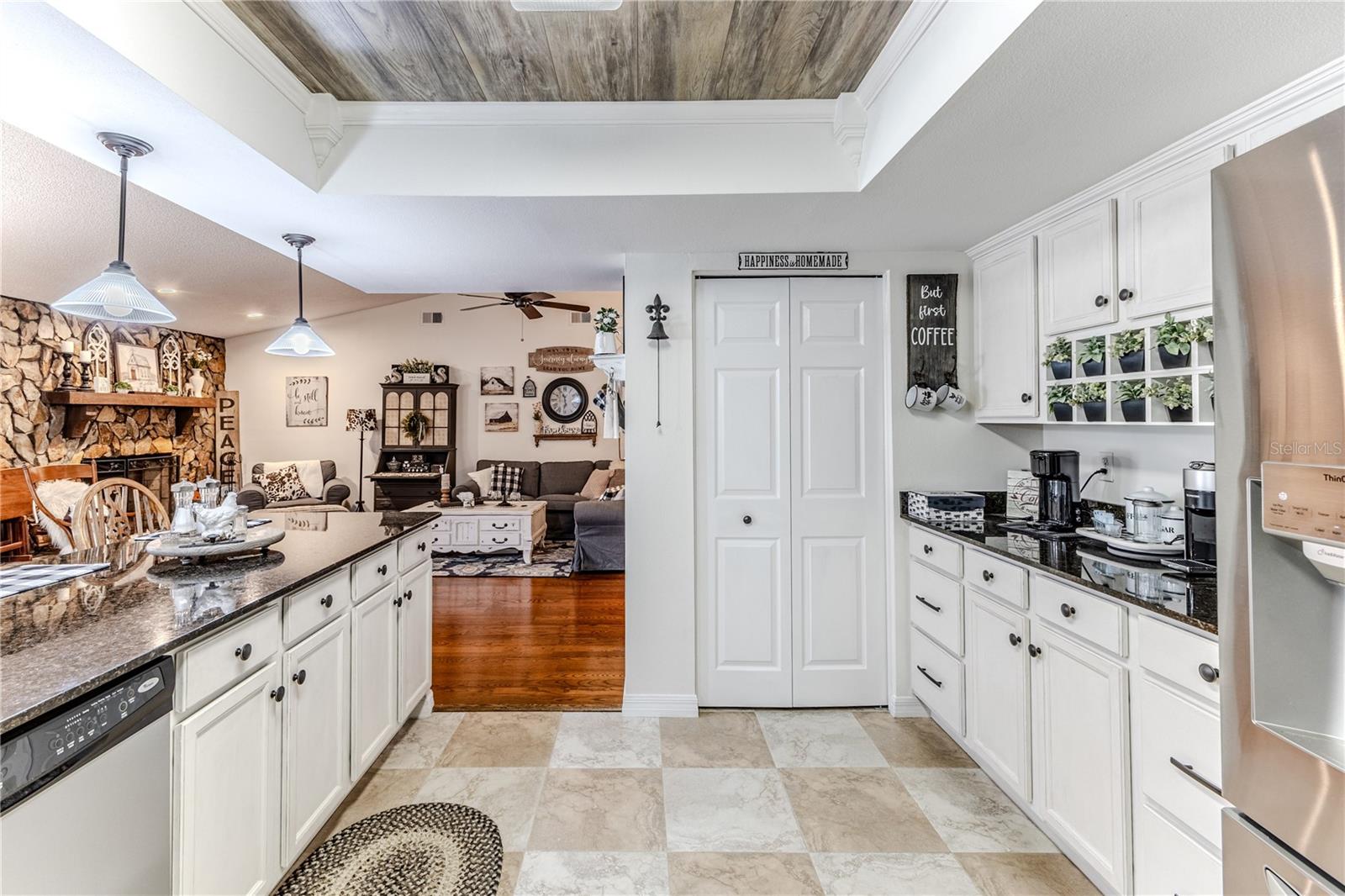 Listing photo id 17 for 4220 Riverwood Drive