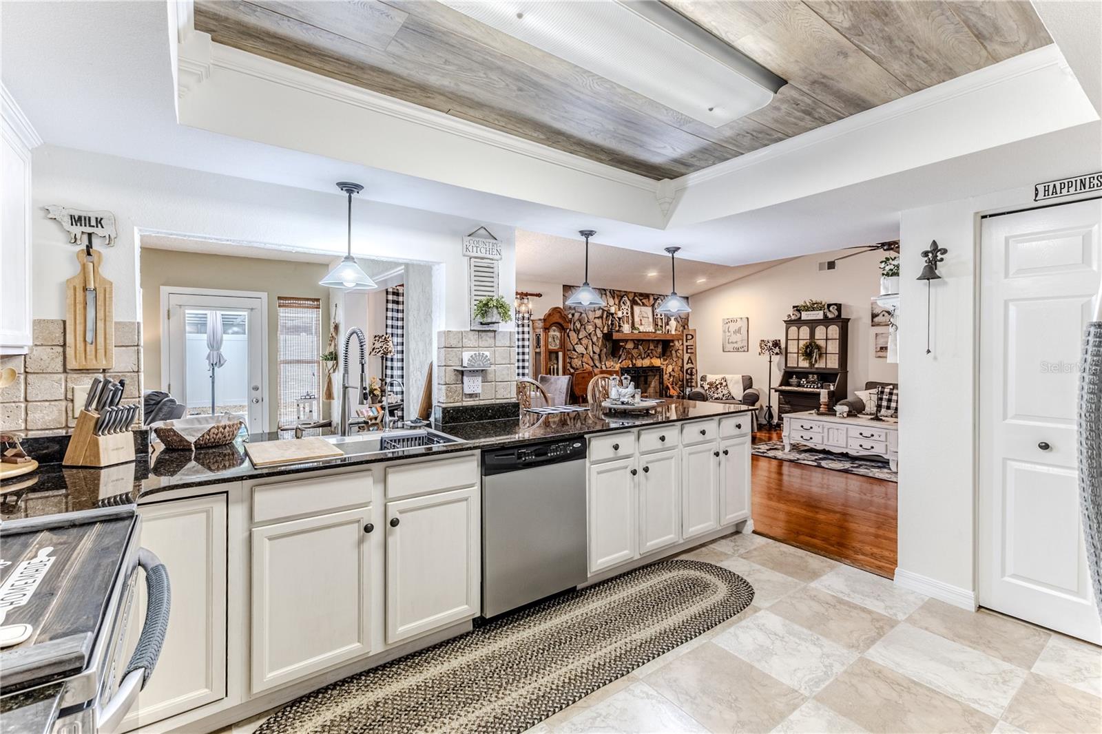 Listing photo id 18 for 4220 Riverwood Drive