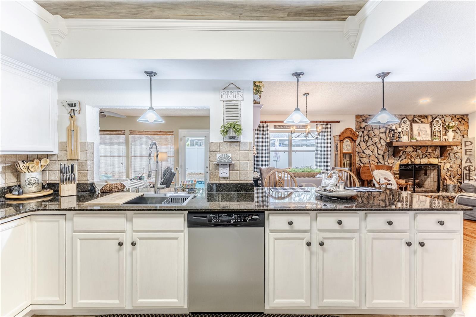 Listing photo id 19 for 4220 Riverwood Drive