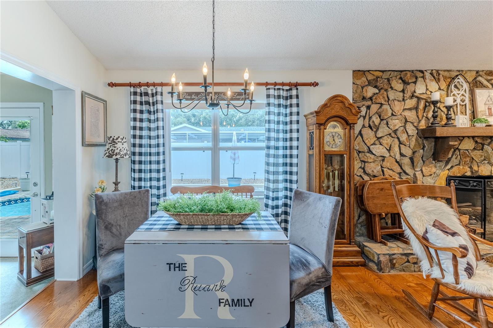 Listing photo id 21 for 4220 Riverwood Drive