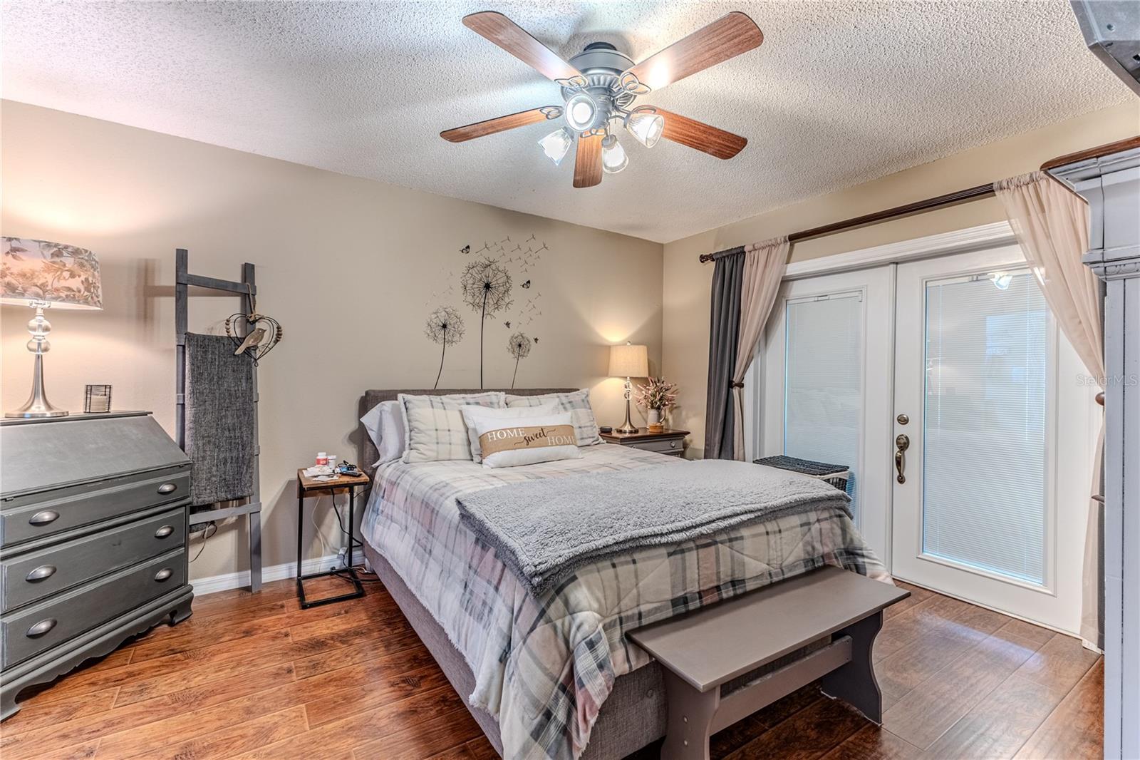 Listing photo id 26 for 4220 Riverwood Drive