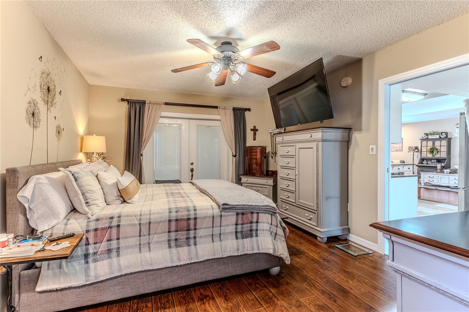 Listing photo id 27 for 4220 Riverwood Drive