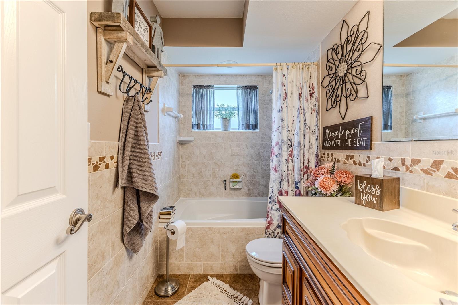 Listing photo id 37 for 4220 Riverwood Drive