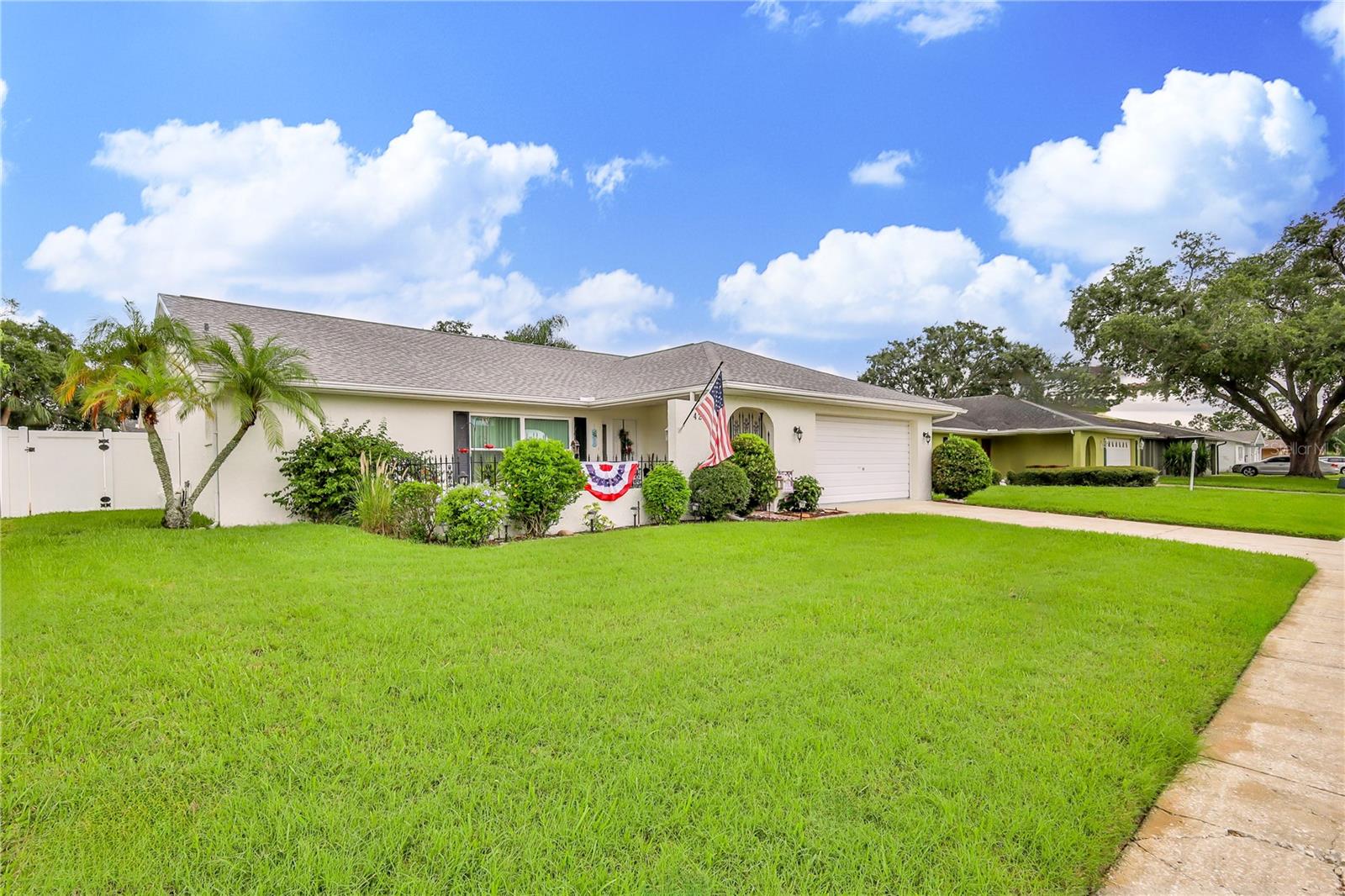 Listing photo id 2 for 4220 Riverwood Drive