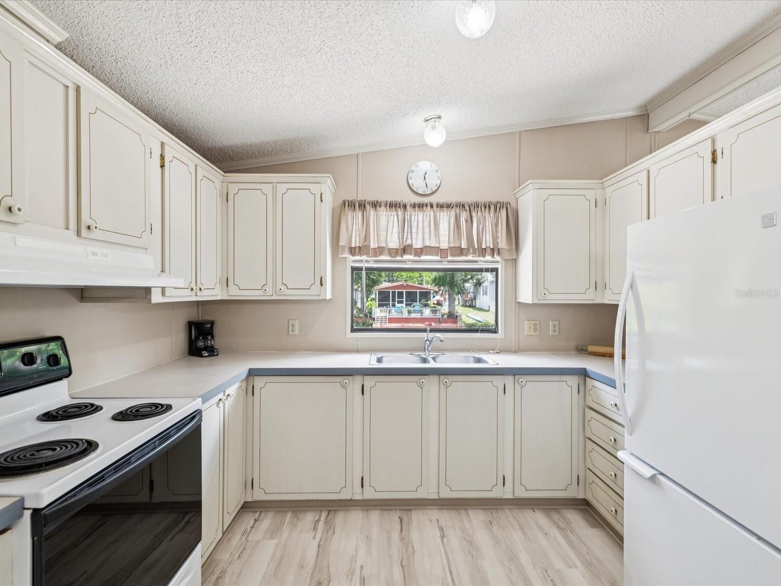Listing photo id 8 for 6325 Sebring Street