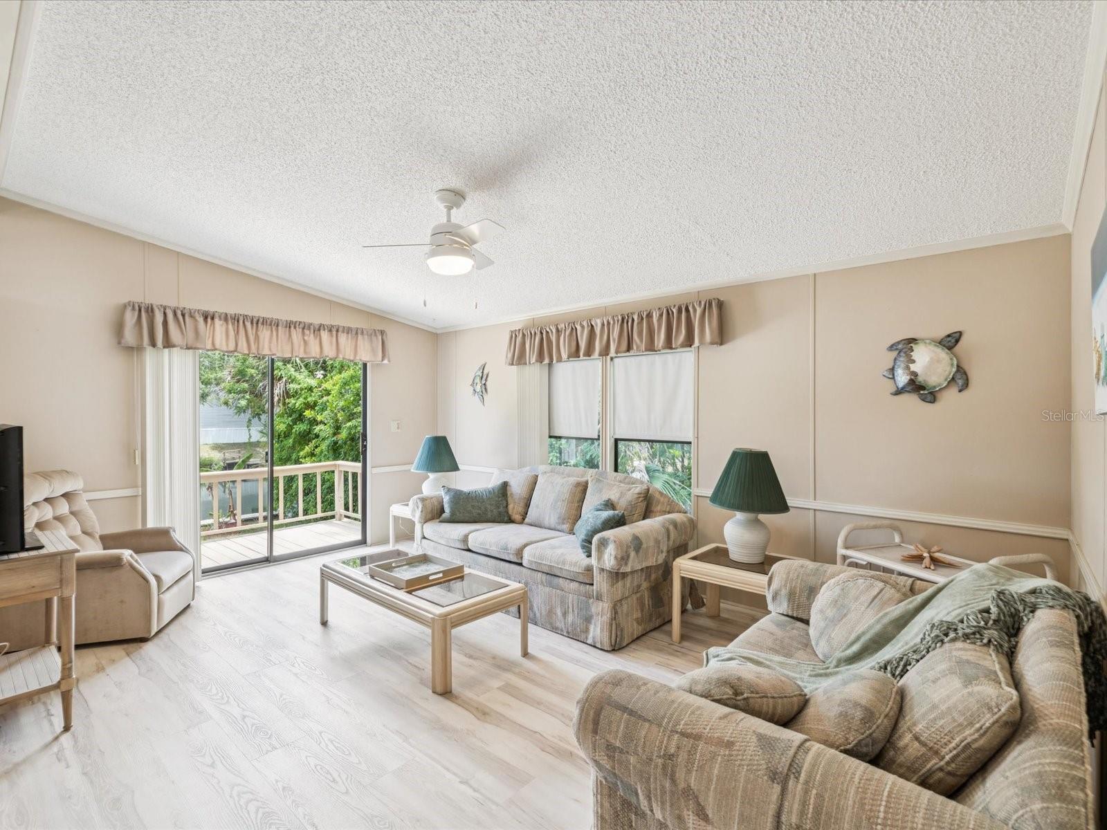 Listing photo id 10 for 6325 Sebring Street