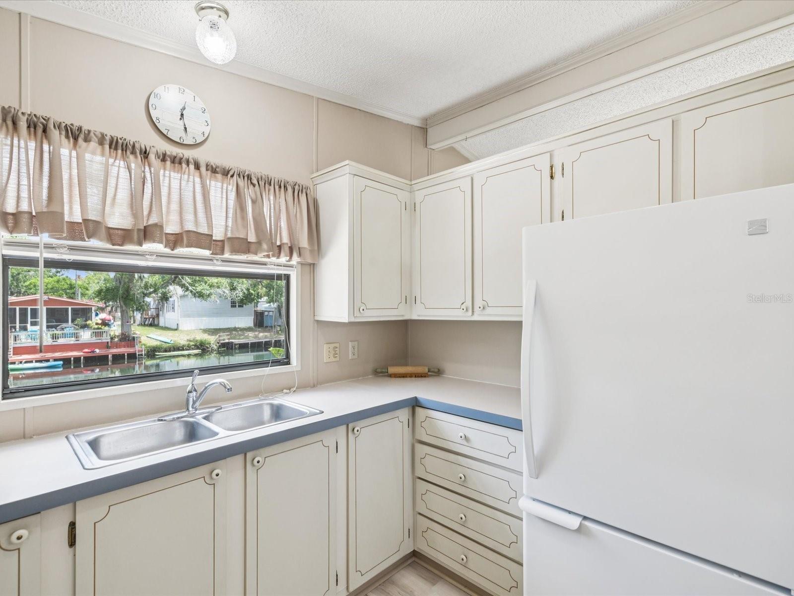 Listing photo id 11 for 6325 Sebring Street