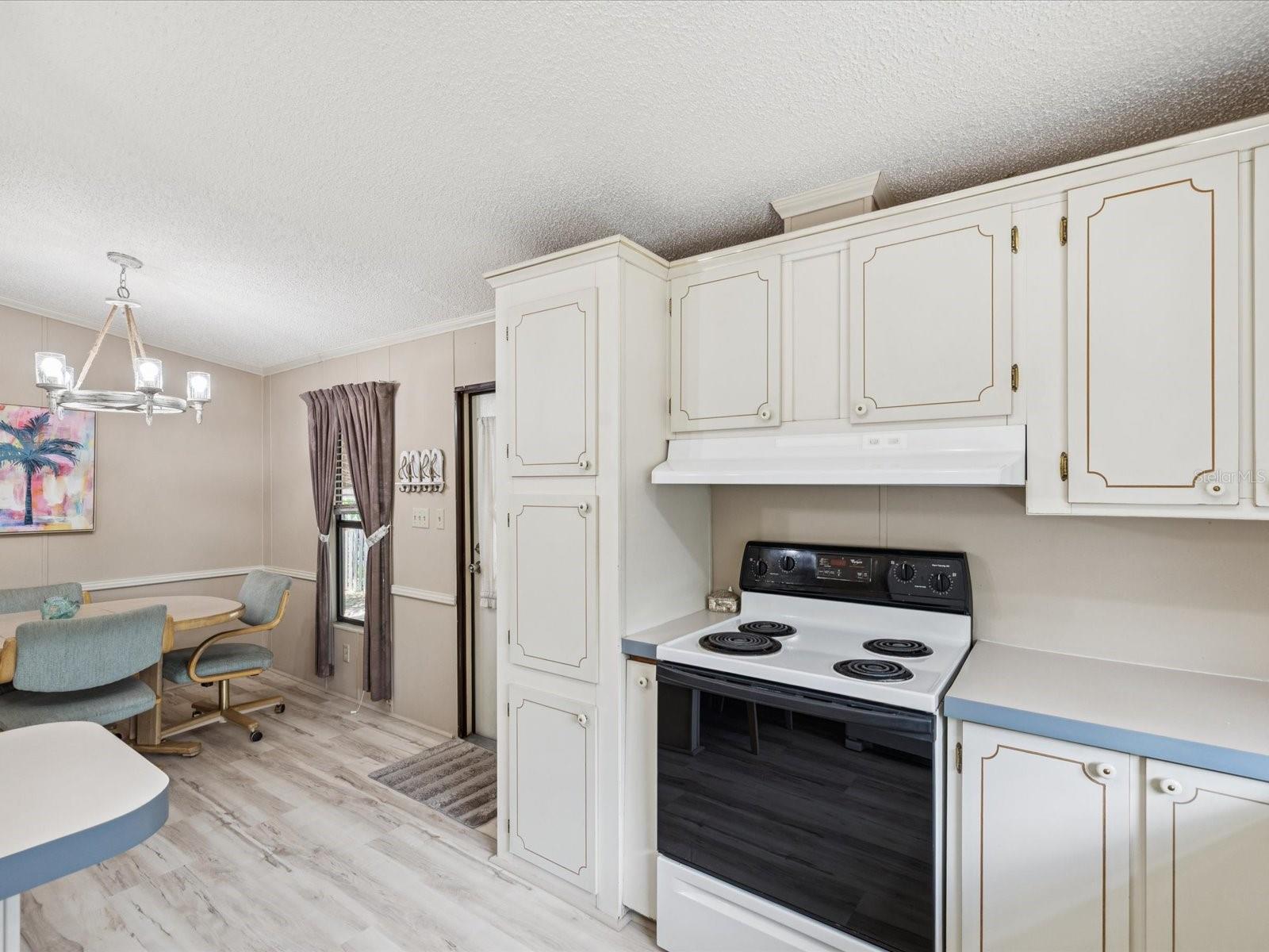 Listing photo id 13 for 6325 Sebring Street