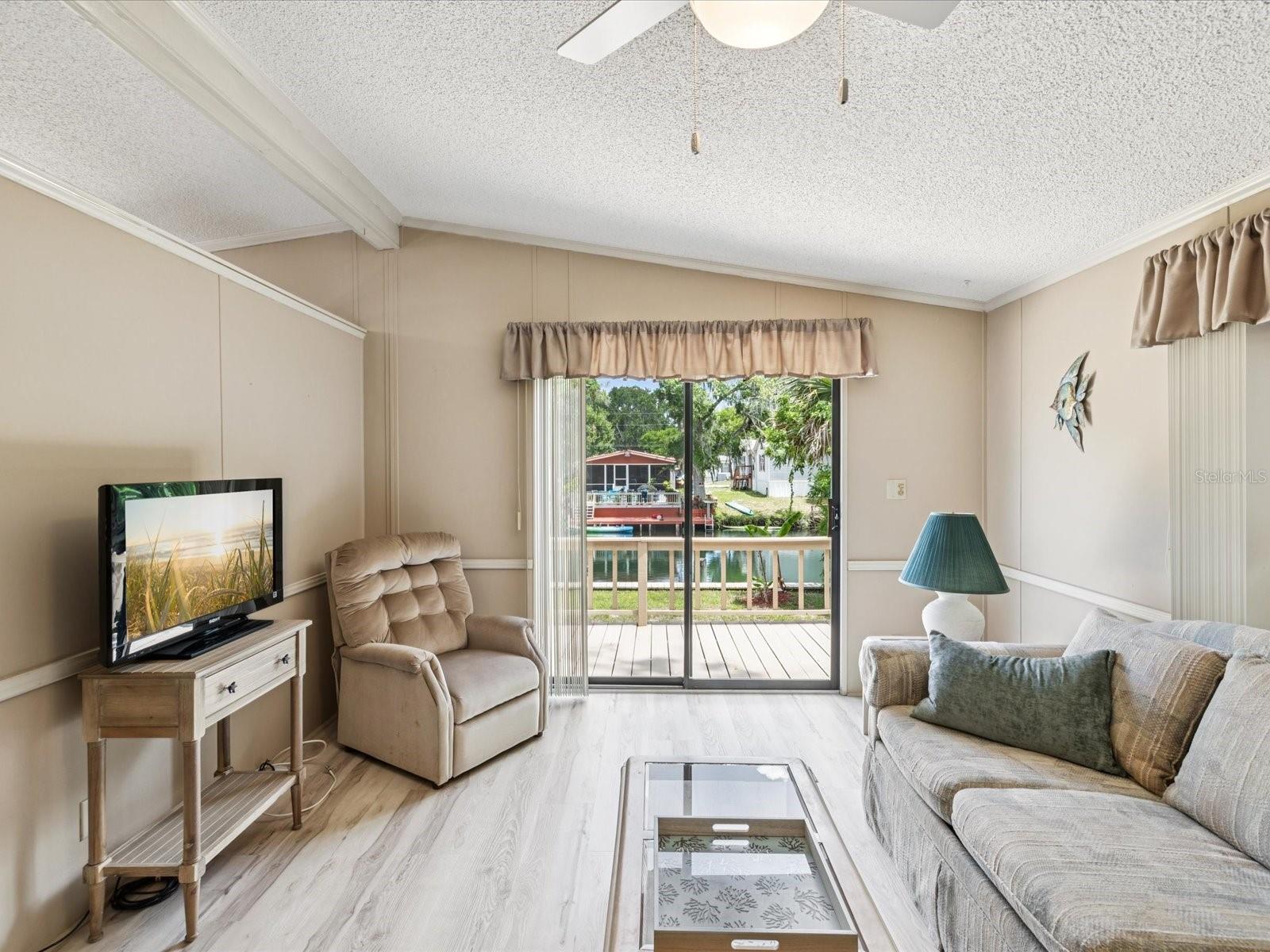 Listing photo id 15 for 6325 Sebring Street