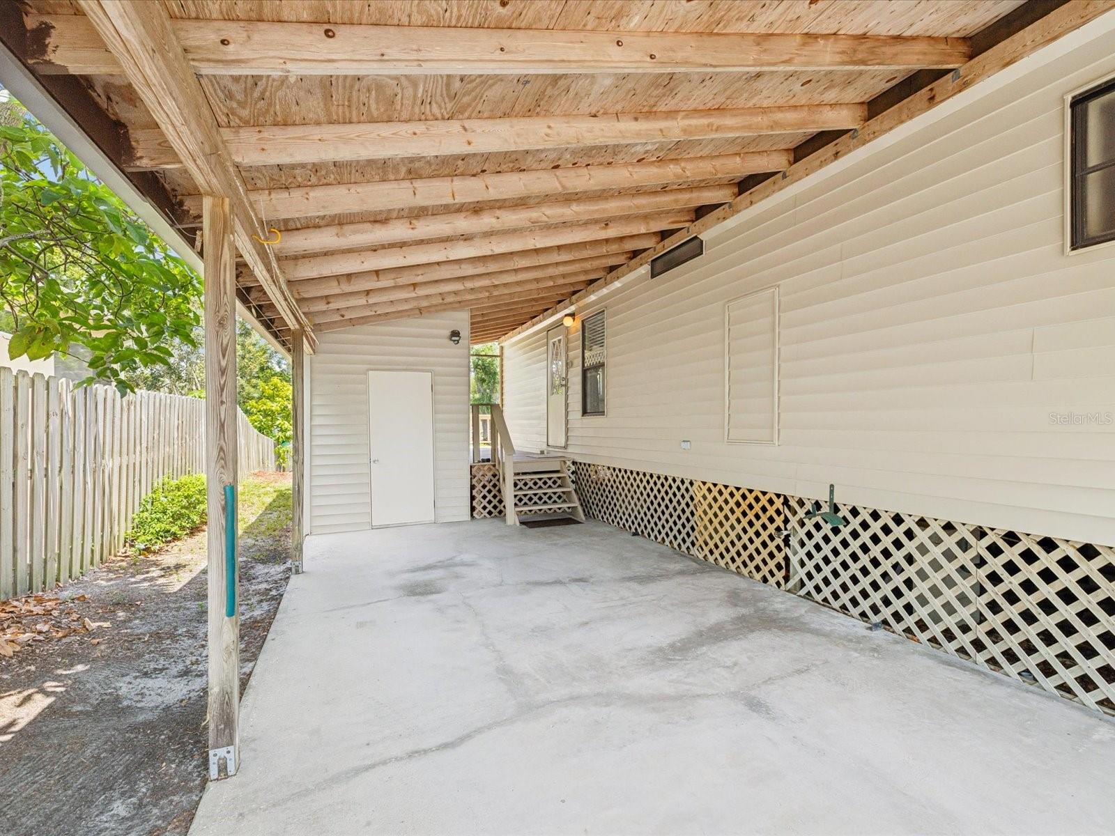 Listing photo id 4 for 6325 Sebring Street