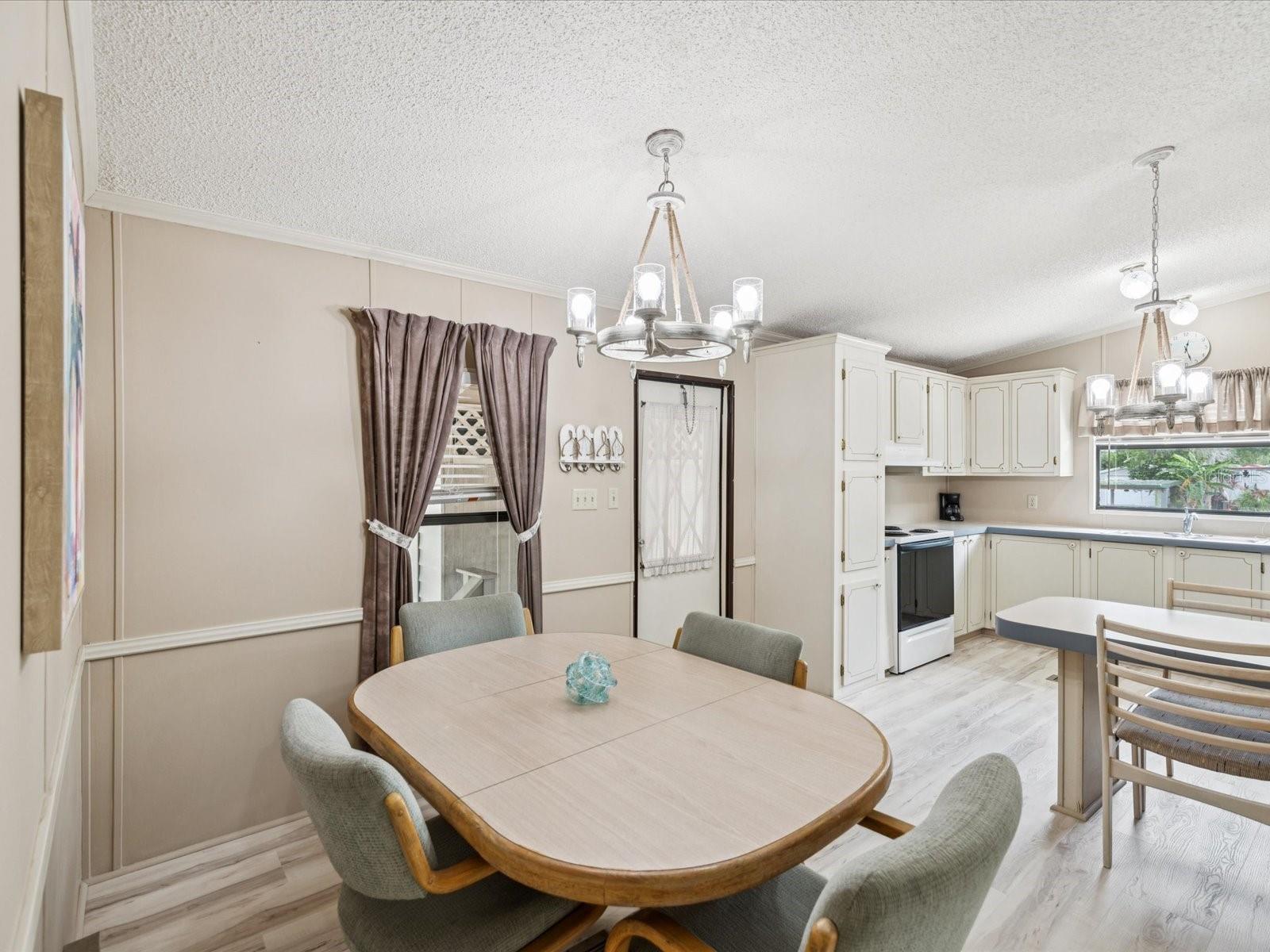 Listing photo id 7 for 6325 Sebring Street