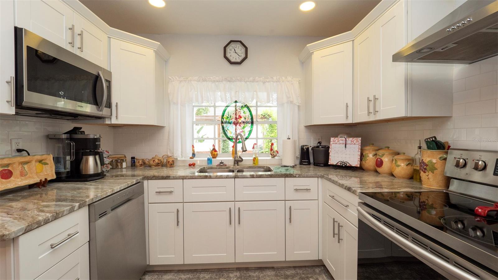 Listing photo id 11 for 12433 Willow Tree Avenue