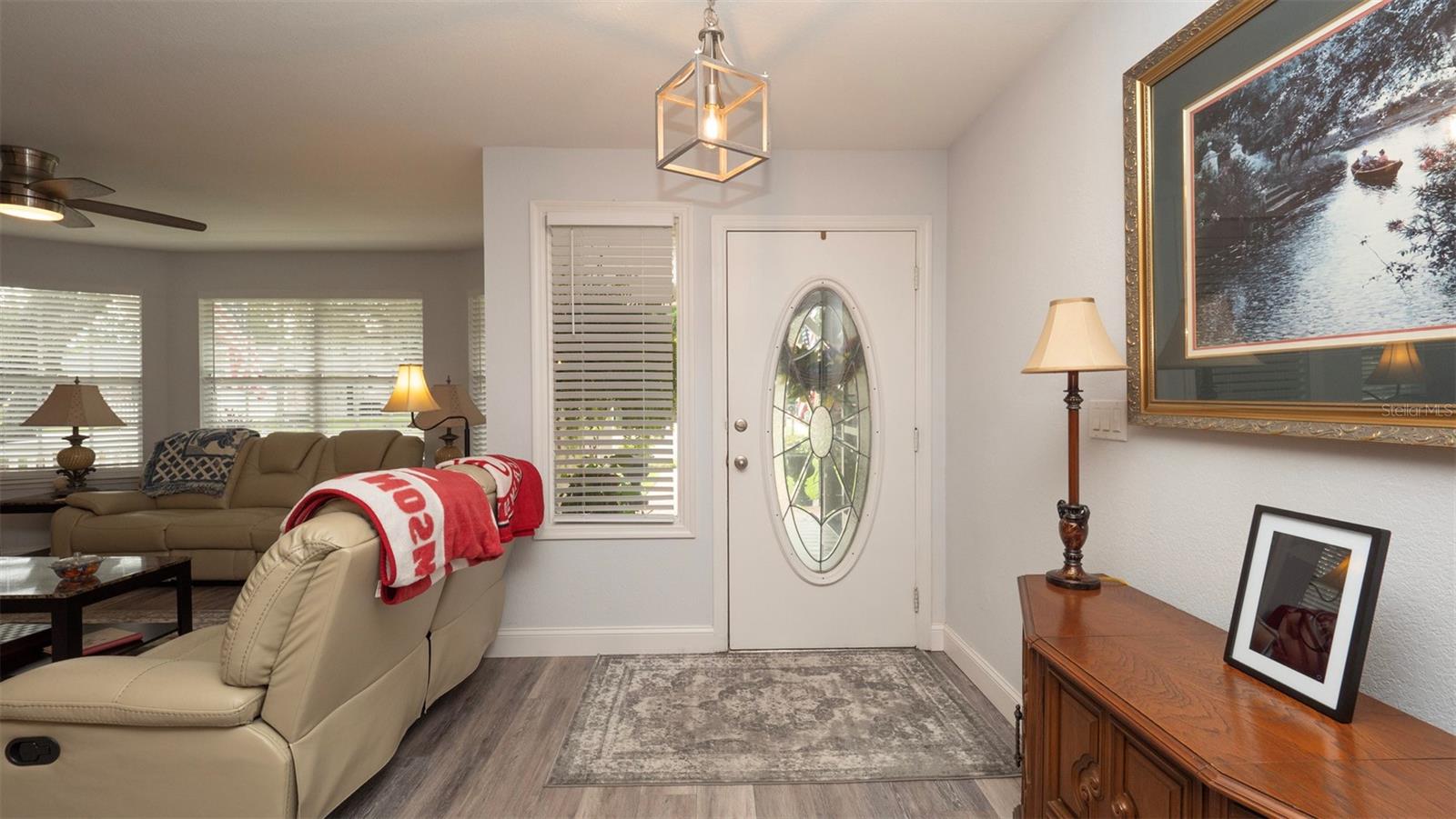 Listing photo id 2 for 12433 Willow Tree Avenue
