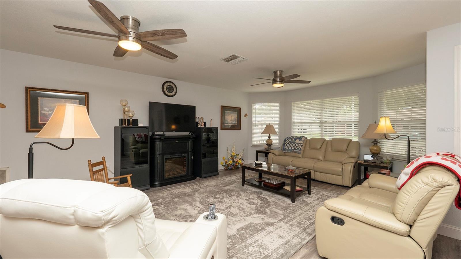 Listing photo id 3 for 12433 Willow Tree Avenue