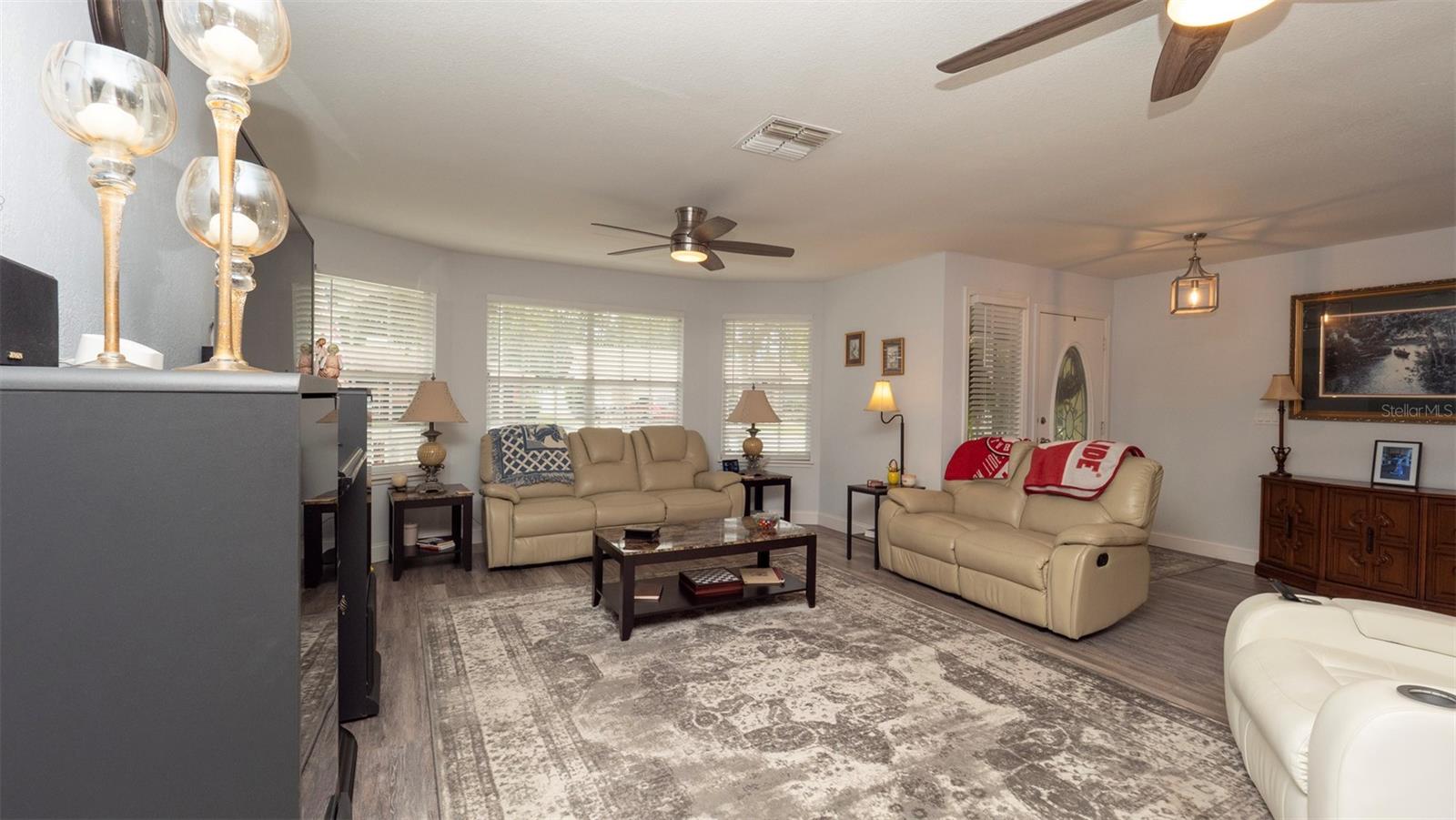 Listing photo id 4 for 12433 Willow Tree Avenue