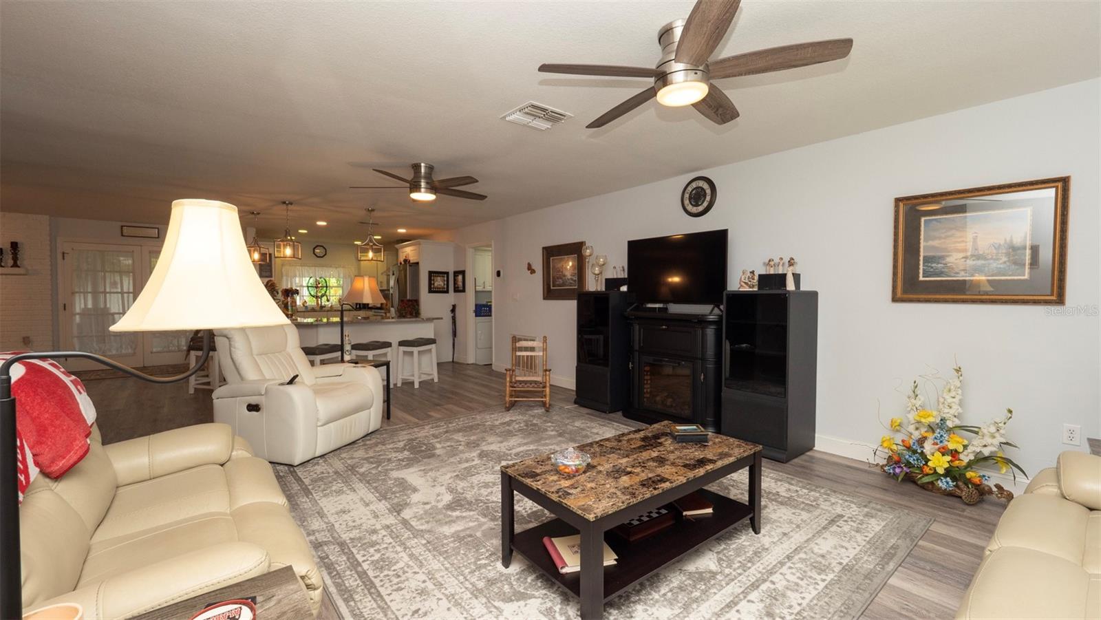 Listing photo id 5 for 12433 Willow Tree Avenue
