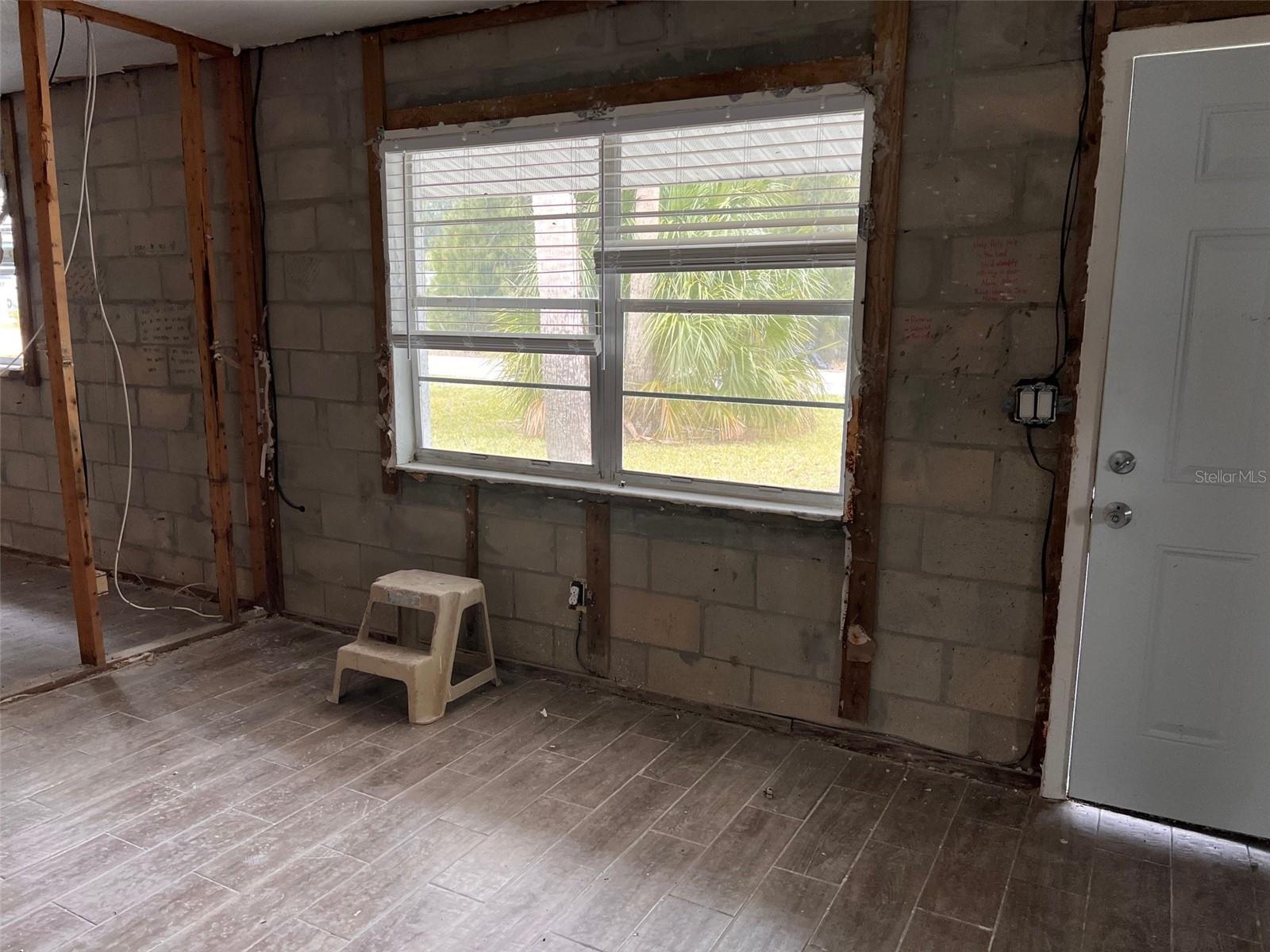 Listing photo id 2 for 6822 Driftwood Drive