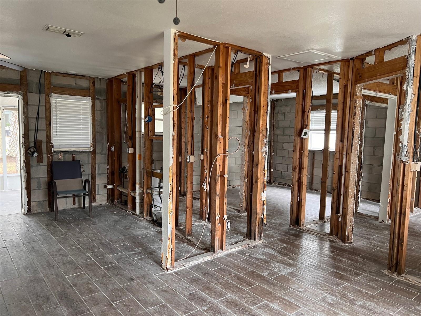 Listing photo id 3 for 6822 Driftwood Drive