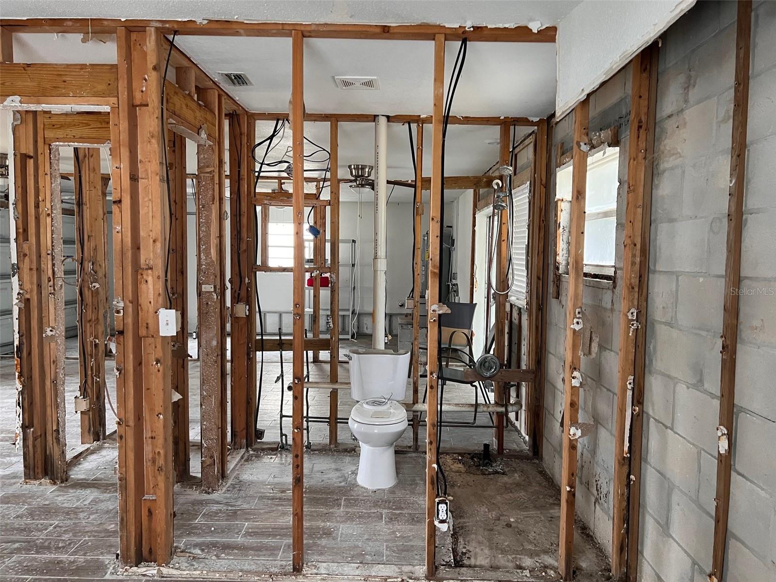 Listing photo id 4 for 6822 Driftwood Drive