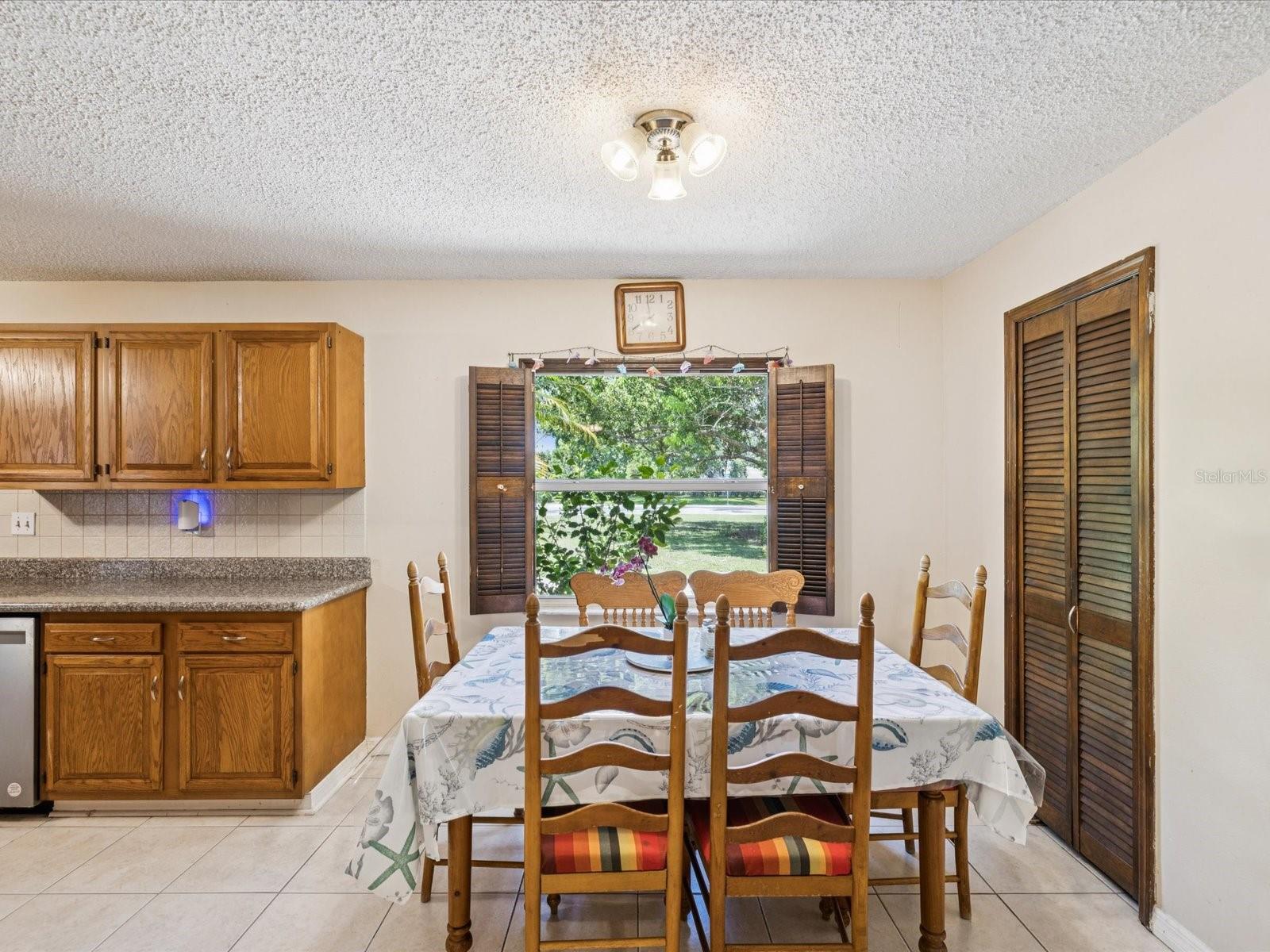 Listing photo id 9 for 5808 Carina Trace
