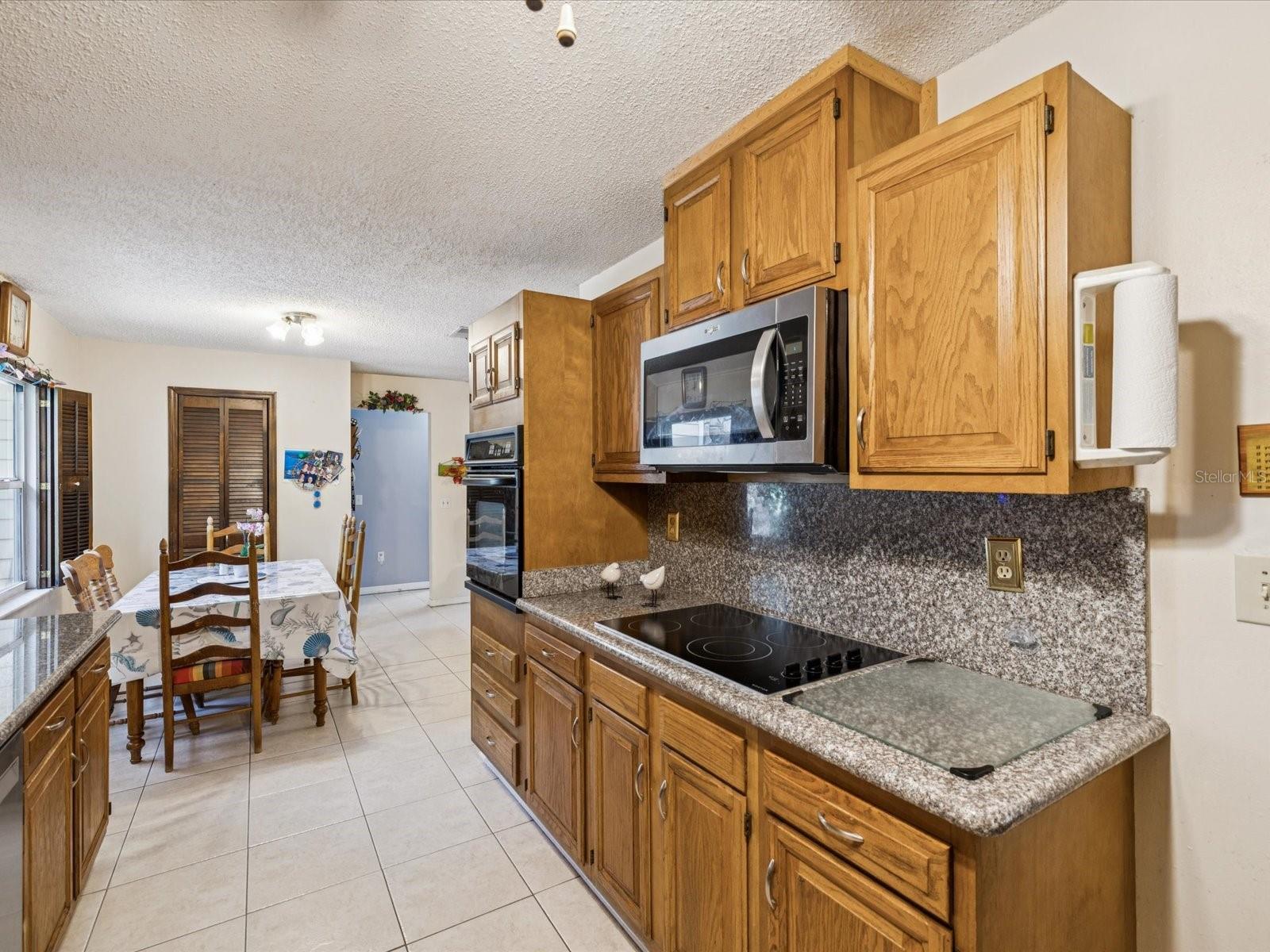 Listing photo id 12 for 5808 Carina Trace